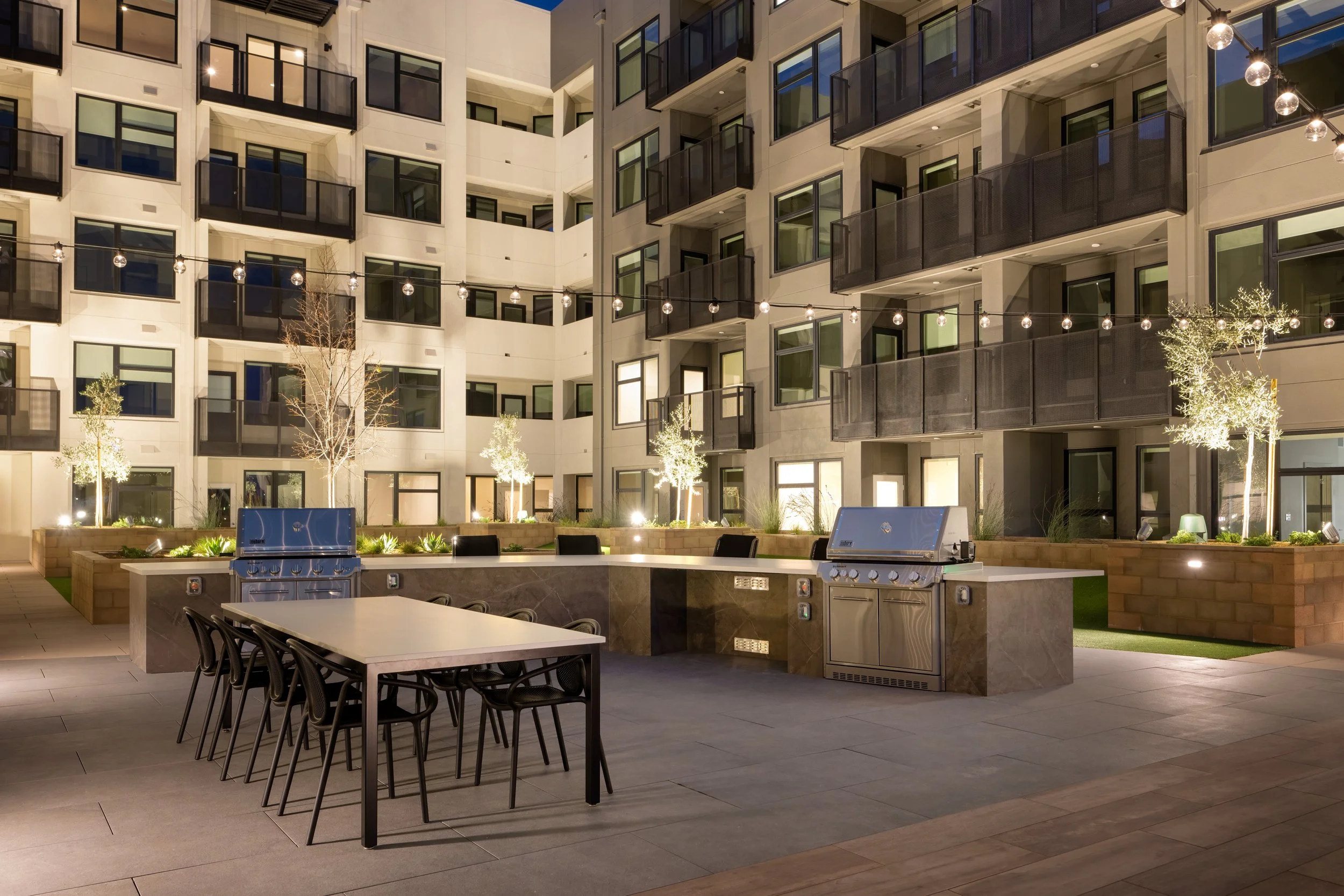 TheLafayette_Ext_Amenity_CourtyardGrill1_February2025.jpg
