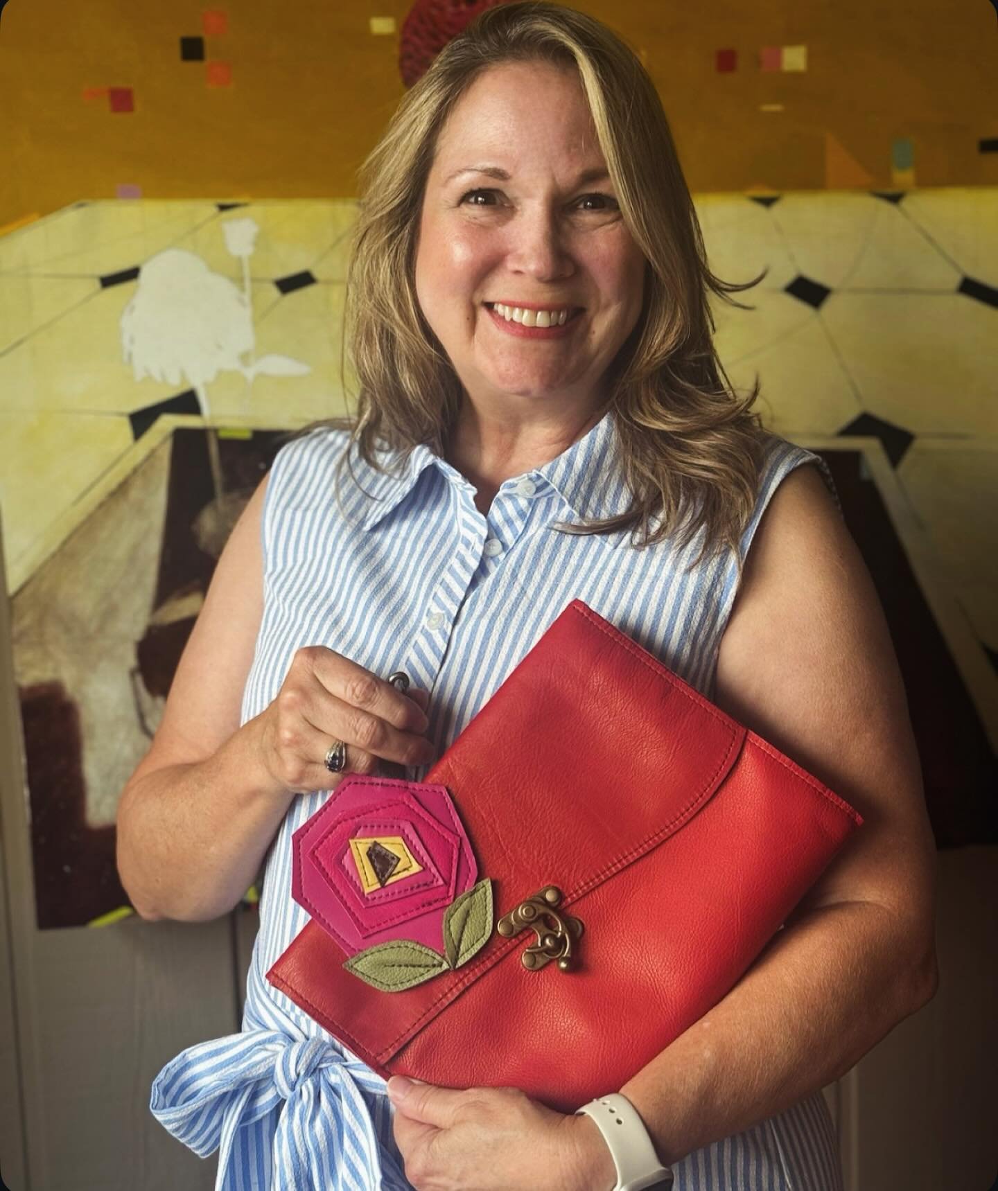 I always appreciate when another artist wants one of my pieces. Teresa from @workerbeesewingco had two requests: 1) the softest leather I had and 2)the latch closure. This is a large refillable notebook and a flower charm that she helped inspire. Tha