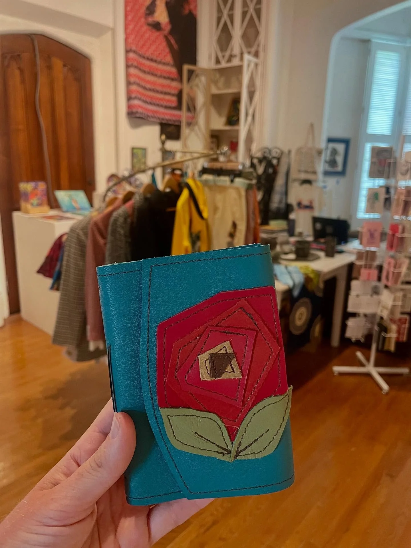 New work dropped off at the @loudounshop inside of the @lexingtonartleague! This gift shop is nestled inside of the beautiful, historic Loundoun House, which always has an art exhibit happening and frequent events worth checking out. I&rsquo;m gratef