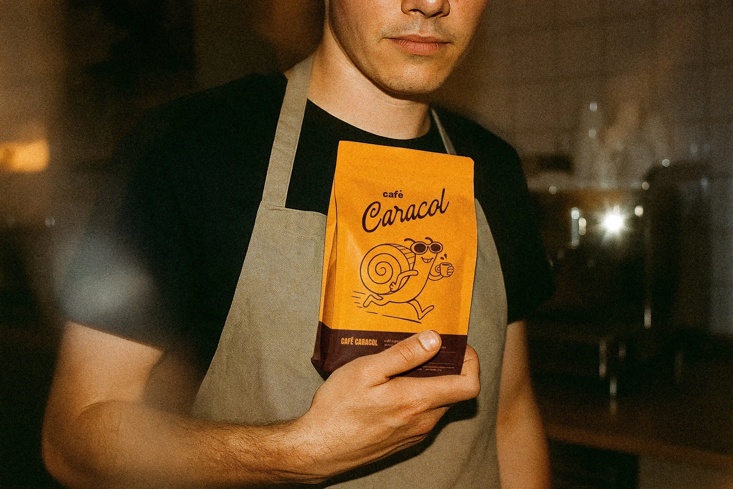 Caracol mockup segurando pouch final.jpg