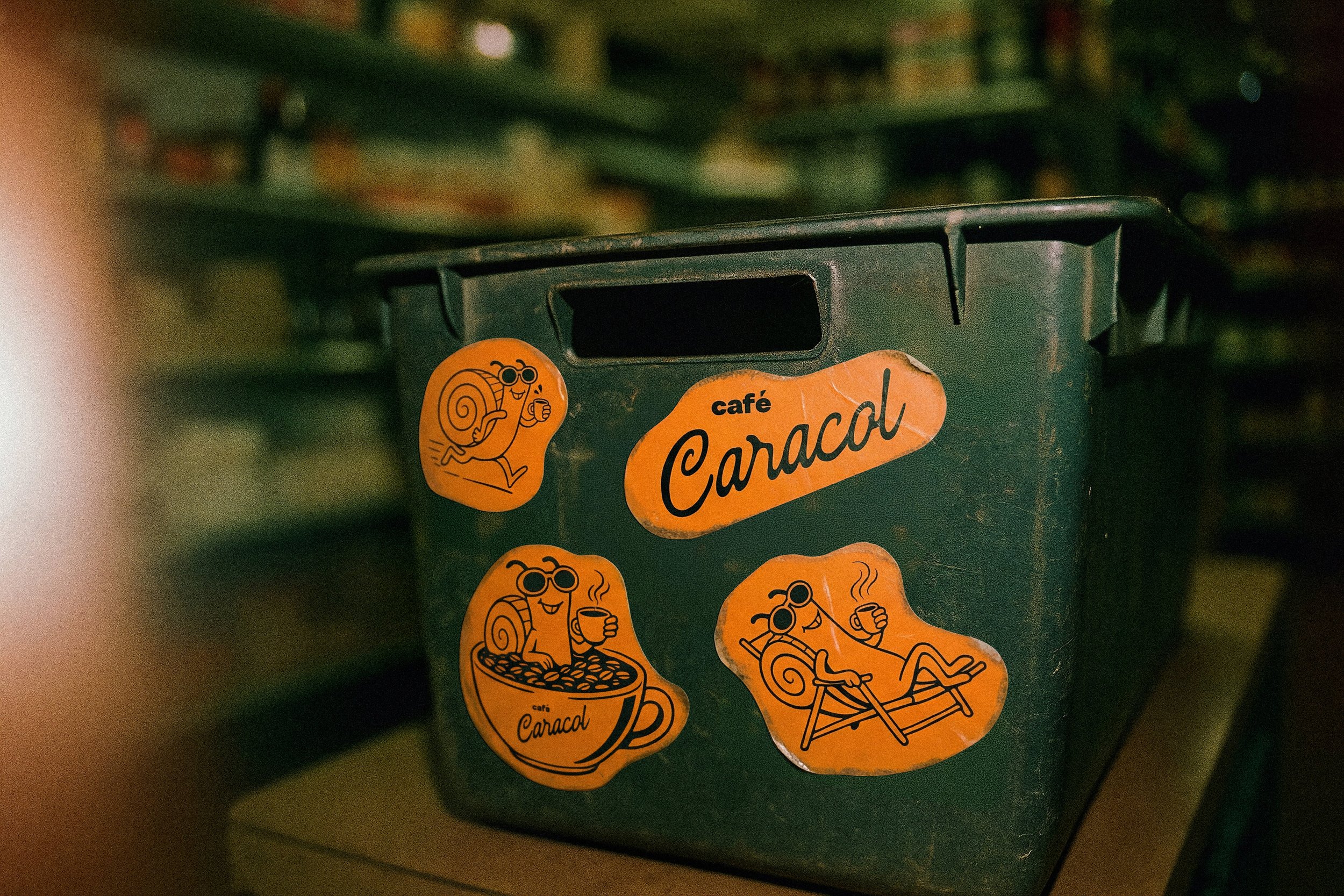 caracol mockup caixa com adesivos final menor.jpg