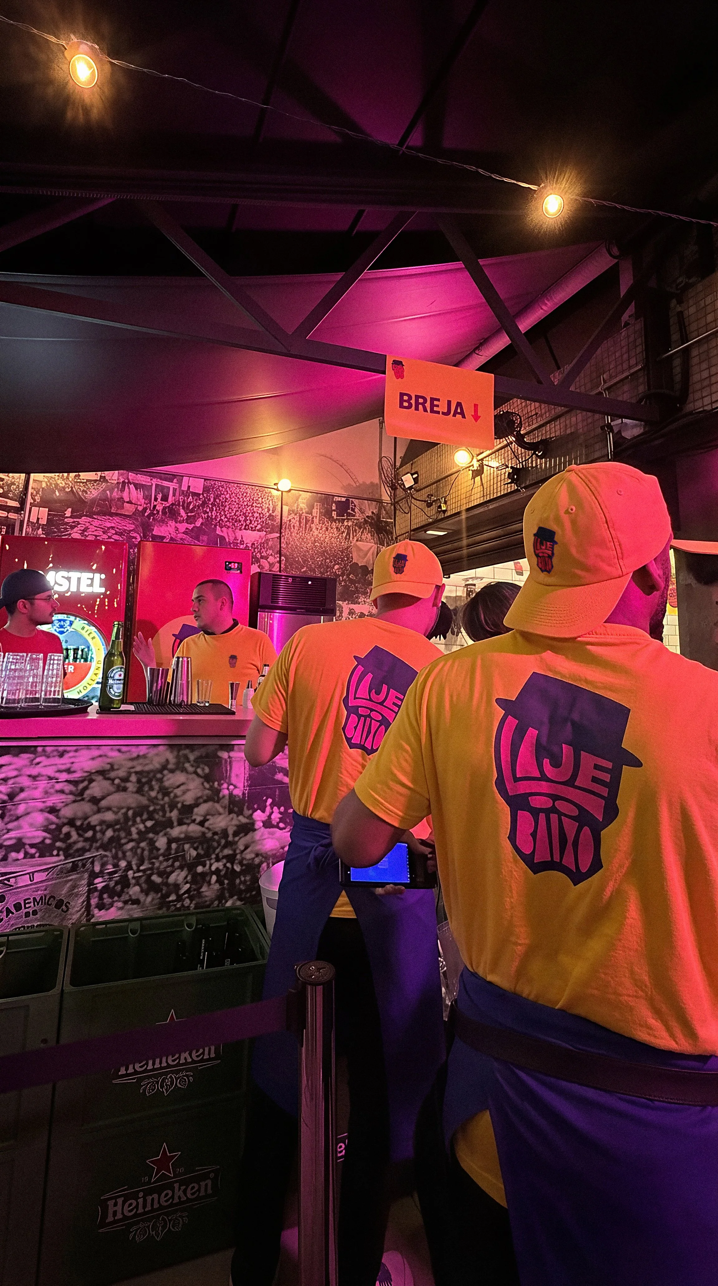 Fila com garçoes breja final.jpg