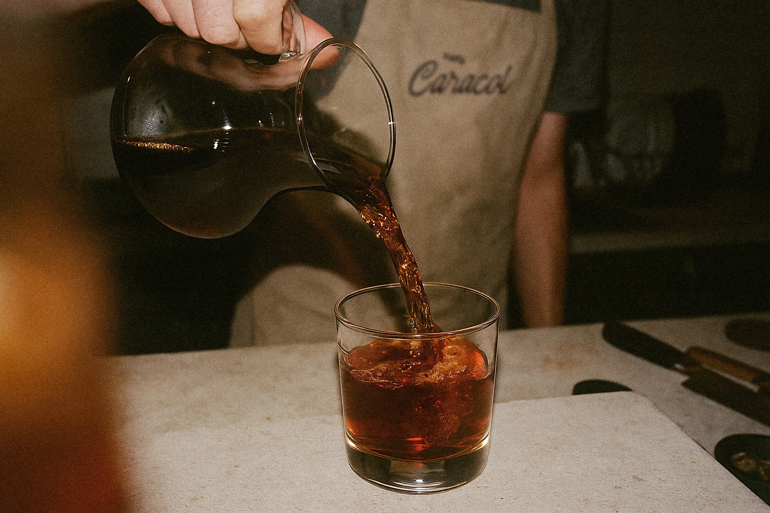 caracol mockup servindo cafe final menor.jpg