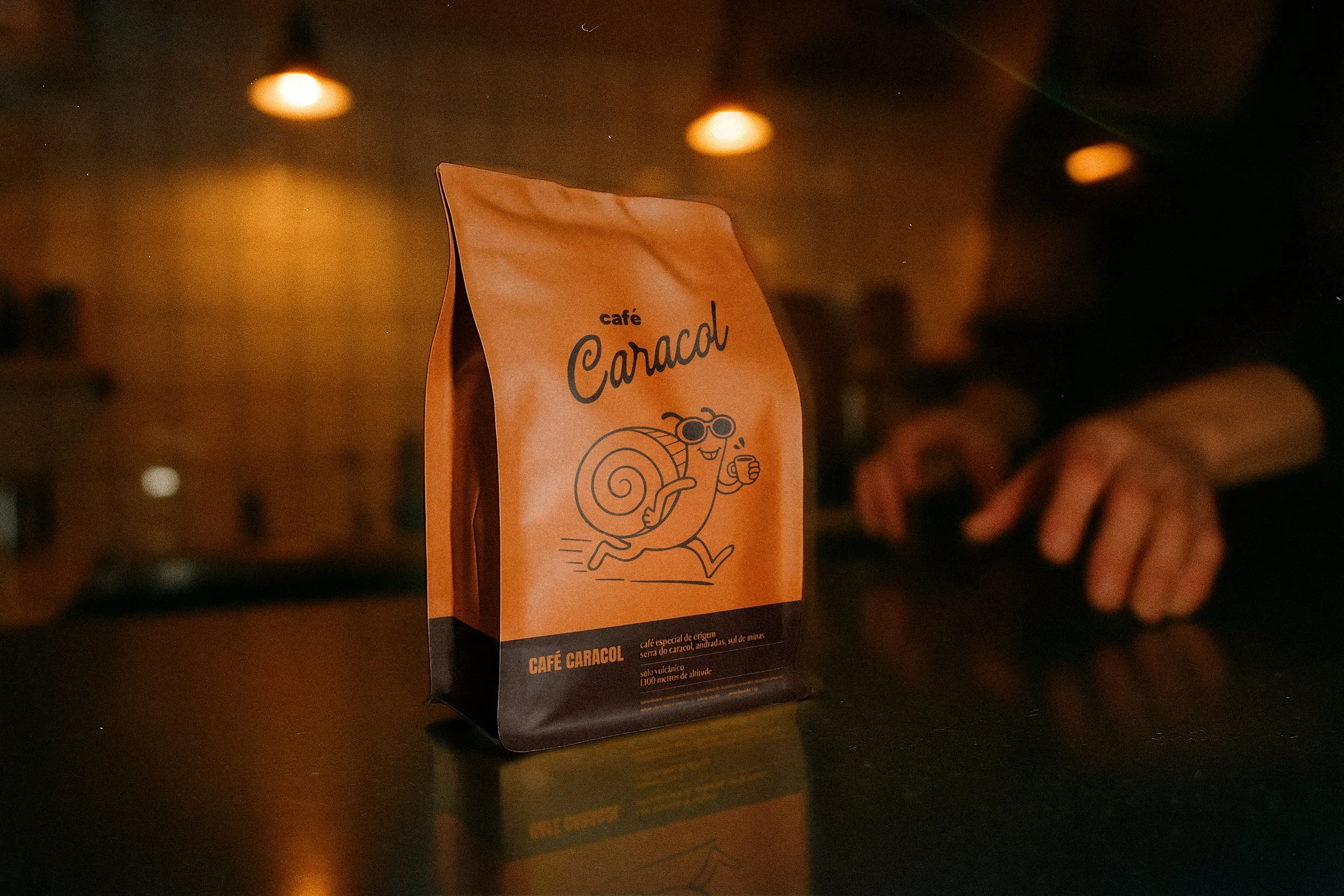 Caracol mockup embalagem e mão final.jpg
