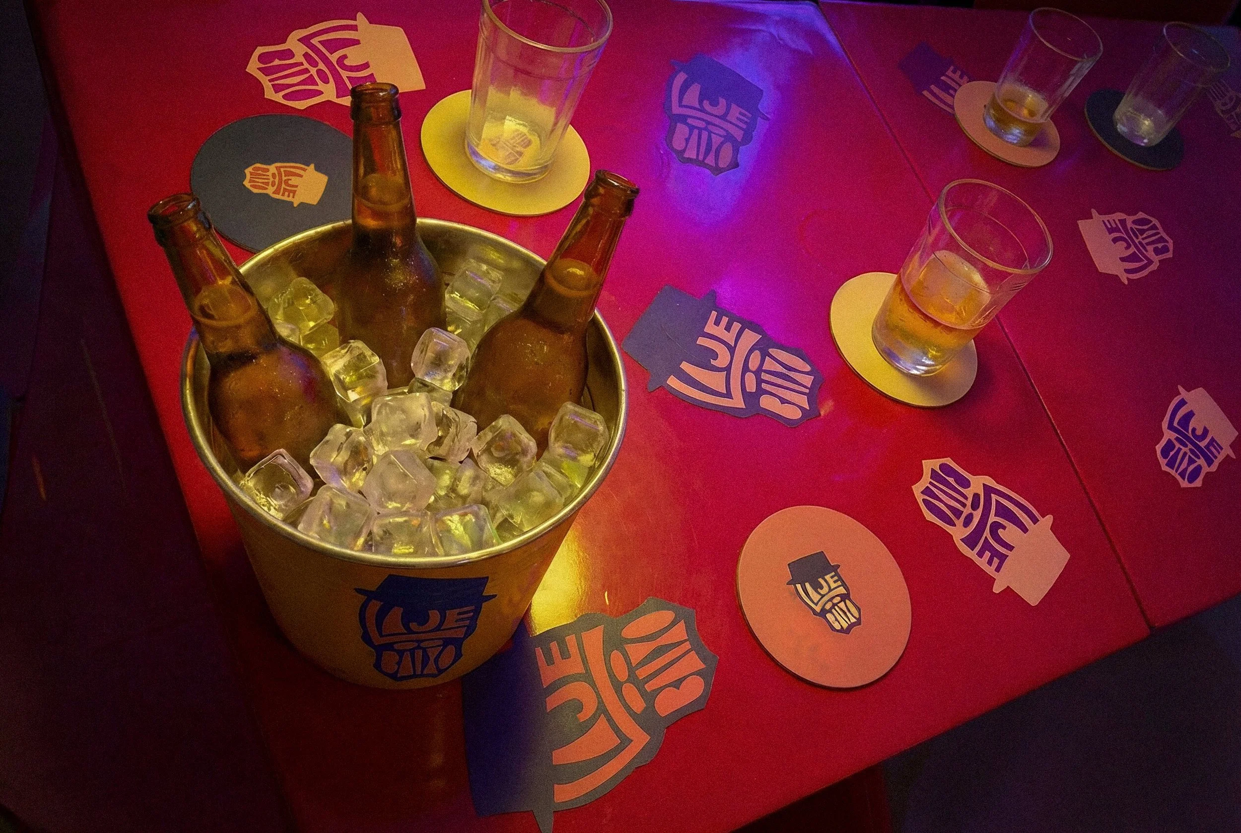 Mesa com copos balde e coasters final.jpg