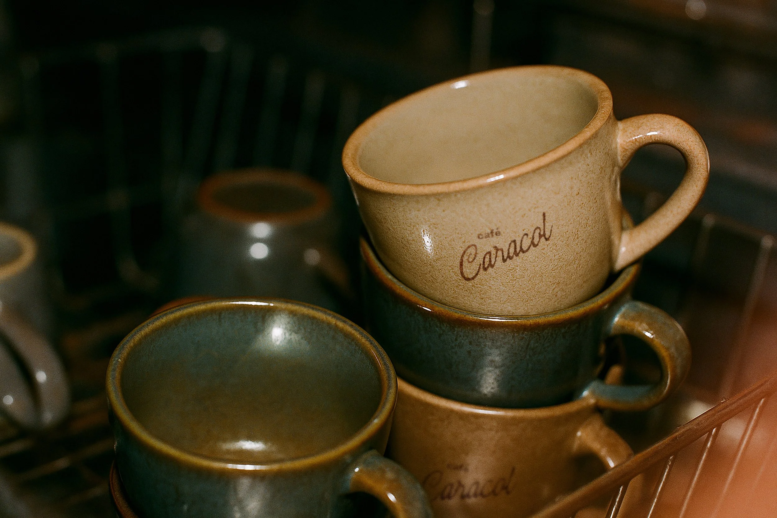 Caracol Mockup canecas secando final.jpg