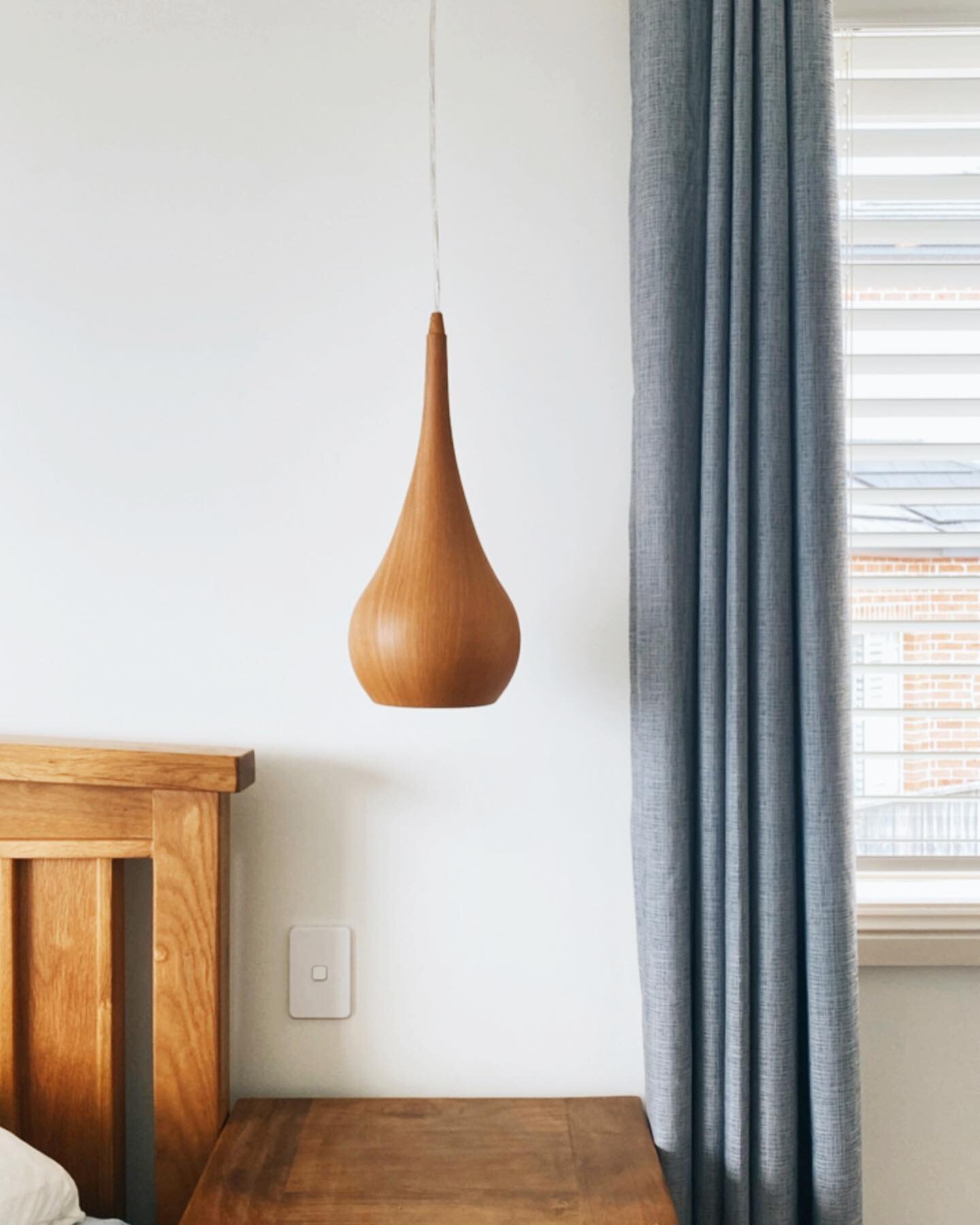 These bedside pendant lights turned out 🤤👌🏼 A clean alternative to a bedside lamp, and not to mention the ease of flicking this ray of light on and off right next to where you lay your head 😴 

Job Location: Glenhaven 🏡