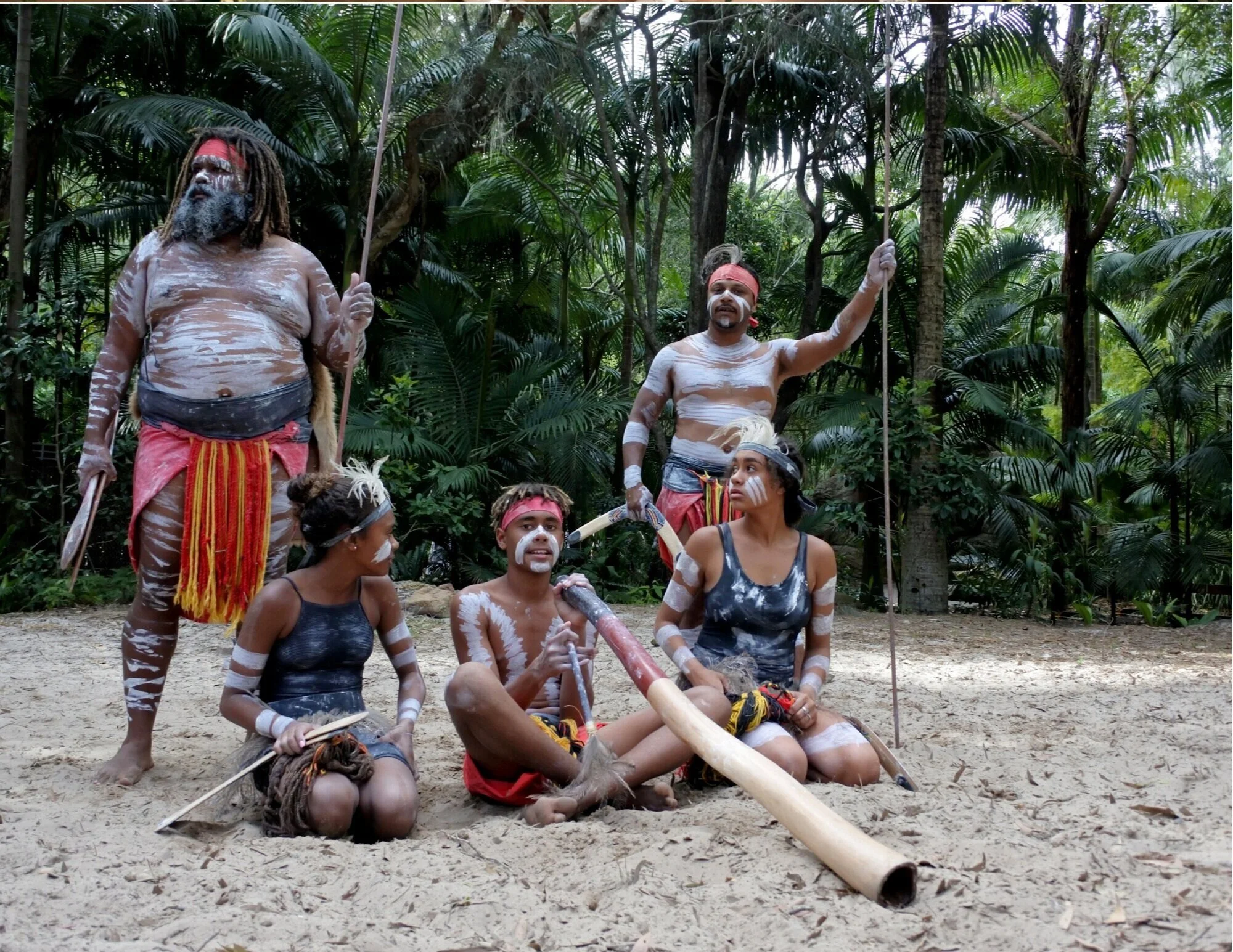 Hewan dan Tumbuhan Hutan Hujan Daintree: Anggota suku Kuku Yalanji di hutan