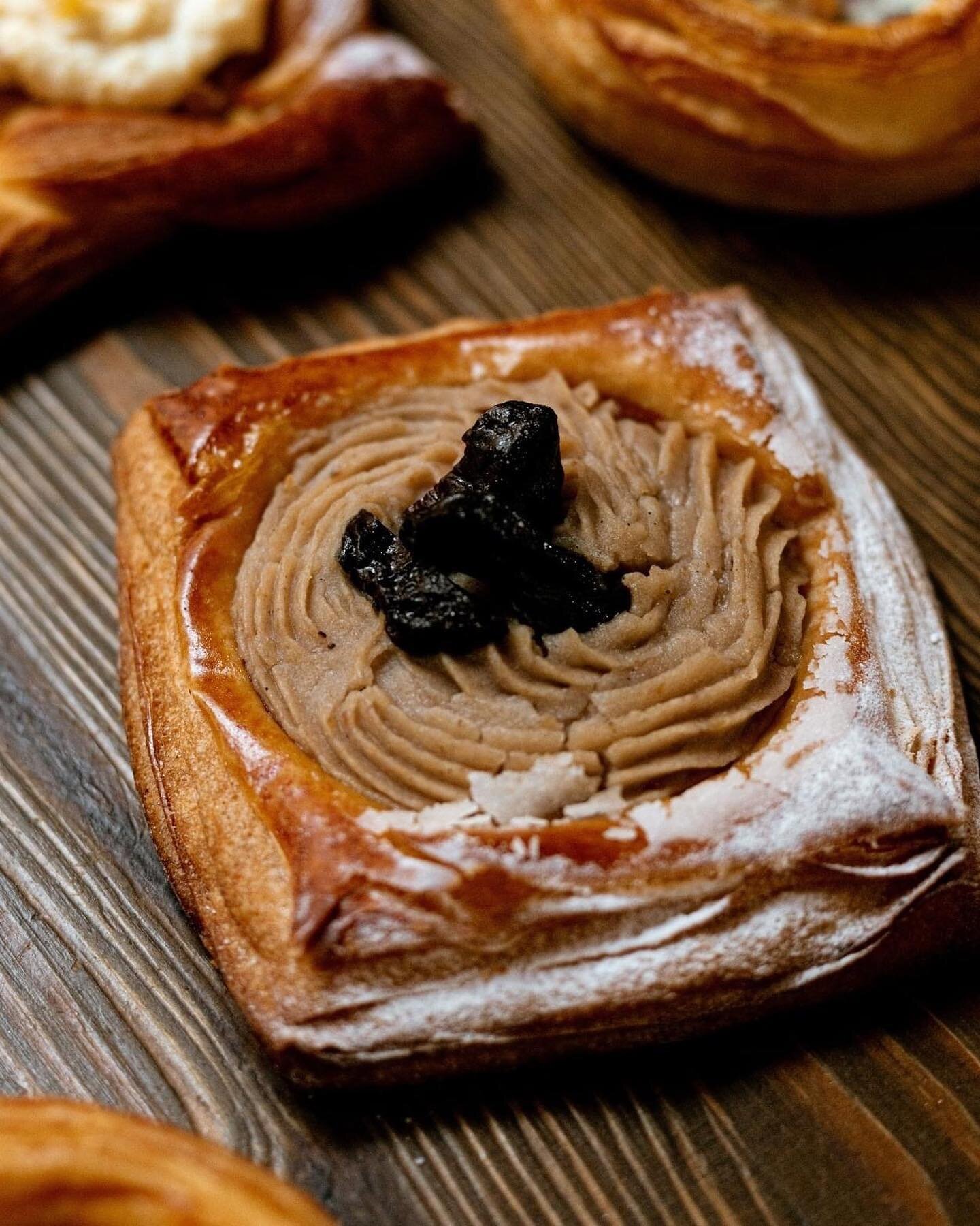 Bonjour, Cube de Marrons! 🇫🇷
Kos&aacute;rk&aacute;kat form&aacute;ztunk a l&eacute;gies-vajas croissant t&eacute;szt&aacute;b&oacute;l &eacute;s h&aacute;zi gesztenyep&uuml;r&eacute;vel t&ouml;lt&ouml;tt&uuml;k meg!
//
We formed cute baskets of our