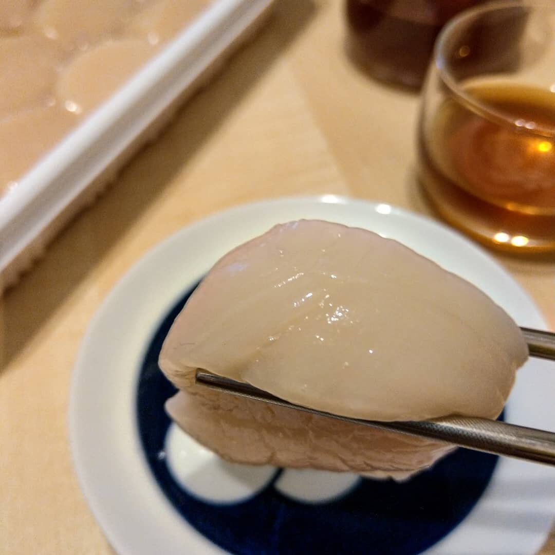 做足24小時無瞓，食件刺身飲啖酒再忙過。好厚肉，口感幾好，如果可以親自去食就好喇！
Worked for 24 hours,  eat a piece of sashimi and drink some wine before work again
.
On plate
豐洲直送刺身
Sashimi from Toyosu
.
About
#貝柱 #帶子 #元貝 #刺身 #干貝 #ホタテ #海鮮 #日本料理 #貝好き#為食 #水產 #豐洲 #梅酒 #威士忌 #威士忌梅酒 #umeshu #plu