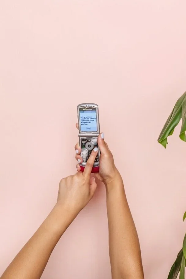 minimalray-minimalism-basic-flip-phone-1.jpg