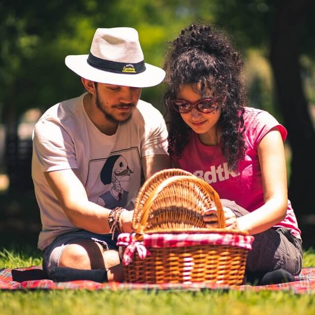 minimalray-minimalism-non-materialistic-gifts-outdoor-date.jpg