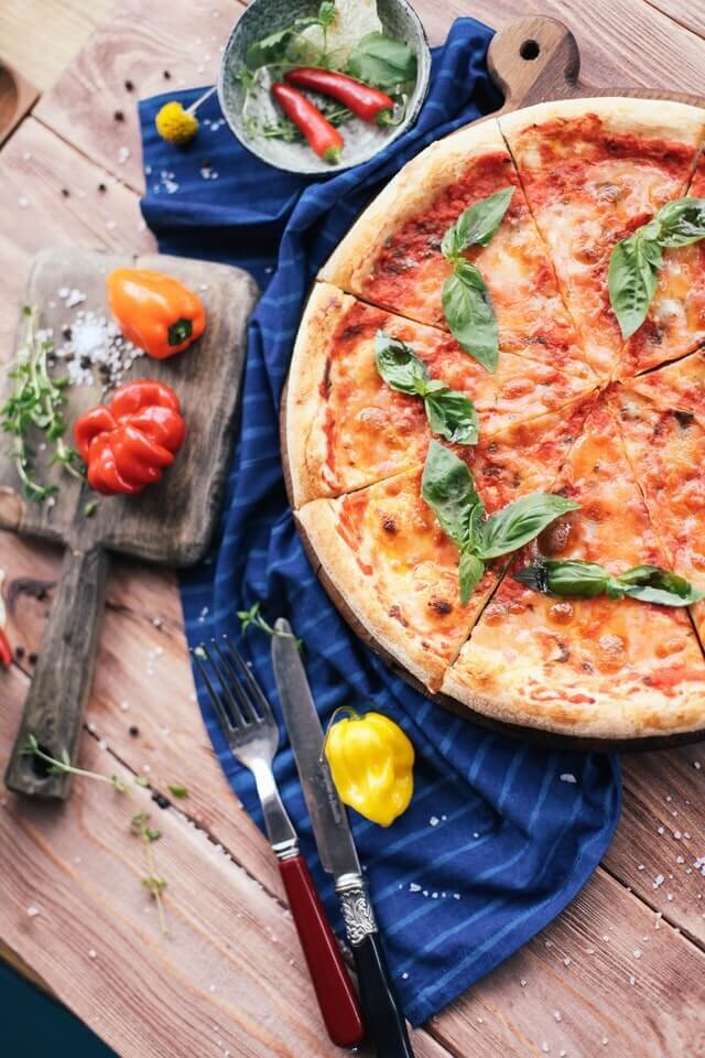 minimalray-minimalism-non-materialistic-gifts-food-delivery.jpg