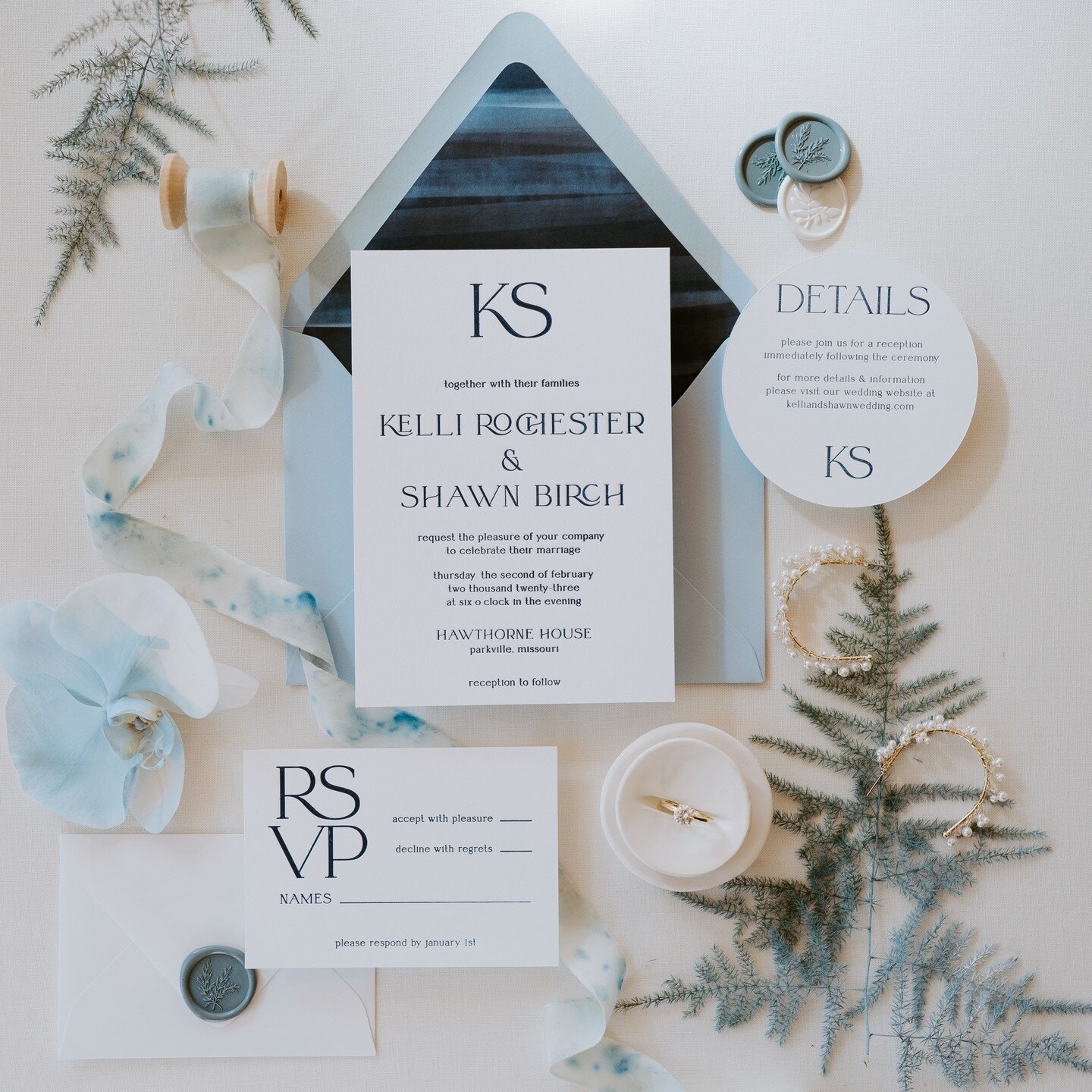 Here is a sneak peek of one of our letterpress collection suites. It's simple, yet sophisticated. Perfect for modern brides. 

Production: @elitesounds 
Models: @whitneywoods 
@jagger_ables 
Makeup: @beatbywhit 
Hair: @theposhkc 
Dress: @thebridalpar