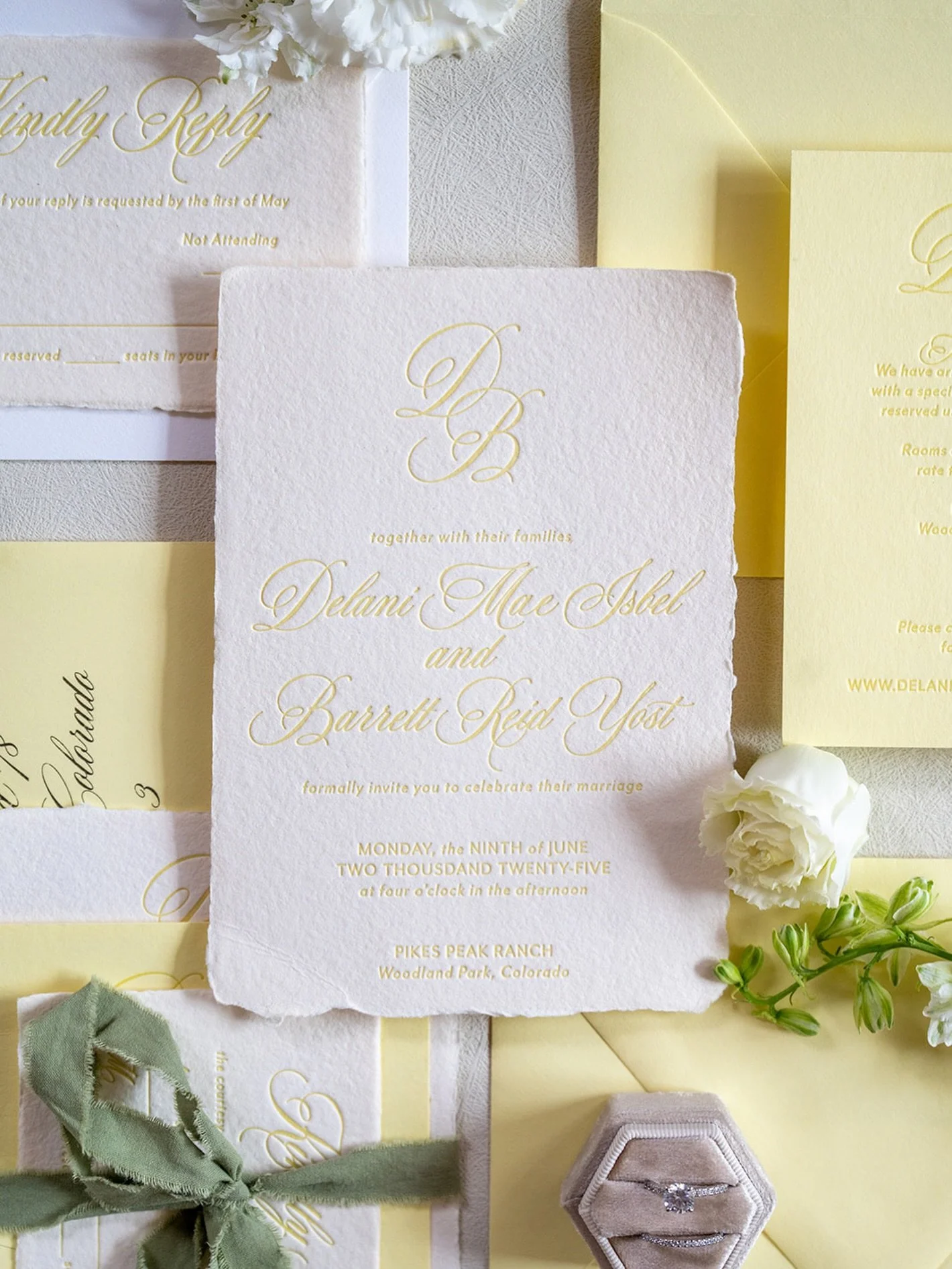 Inspired by a Colorado summer, in soft yellow ✨

Planner: @jillianmarie.events 
Photography: @crane.co.weddings 
Venue: @pikespeakranch 
Floral: @cosettes_creations