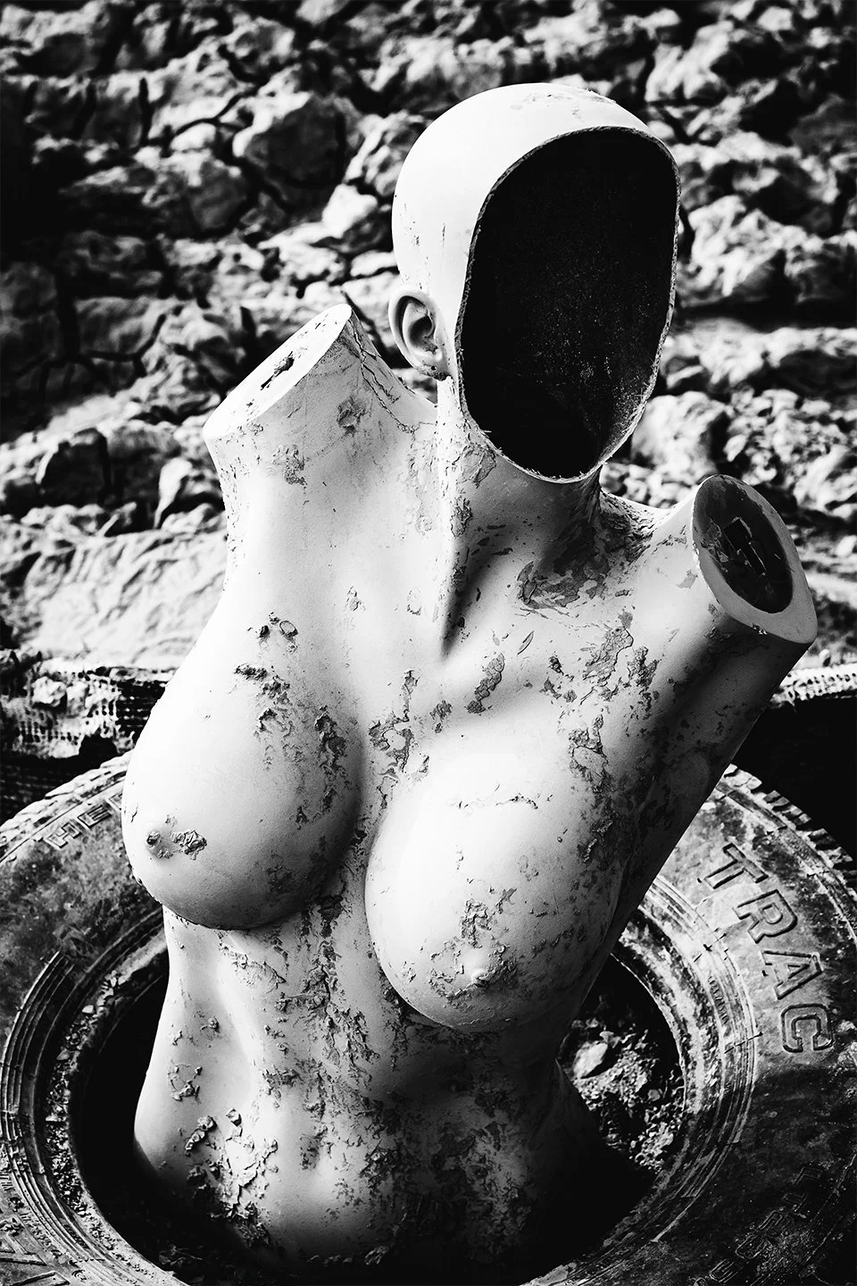 No-face-mannequin-in-tire.jpg