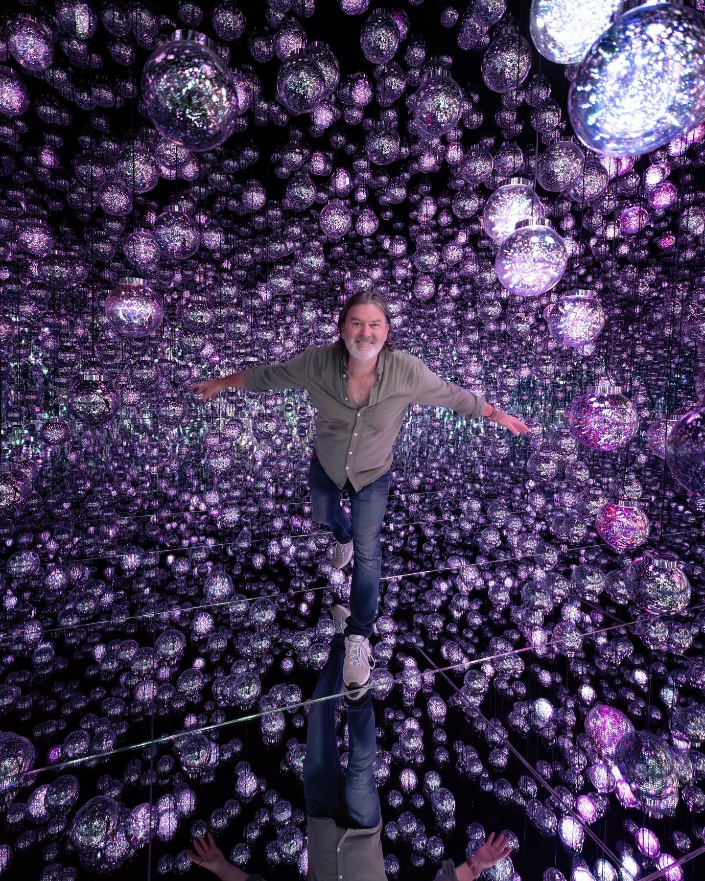 Do you prefer me walking through endless mirror balls or my little Michael Jackson impression??

Everything at @teamlab_borderless is super amazing and a feast for your eyes. As you walk through there is truly so much eye stimulation, your brain some