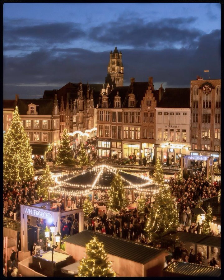 Christmas settles gently in Bruges.

Light spills across cobblestones, bells hum somewhere out of frame, and the air carries sugar, spice, and everything nice. Nothing rushed, nothing loud. Just history breathing under holiday glow, inviting you to l