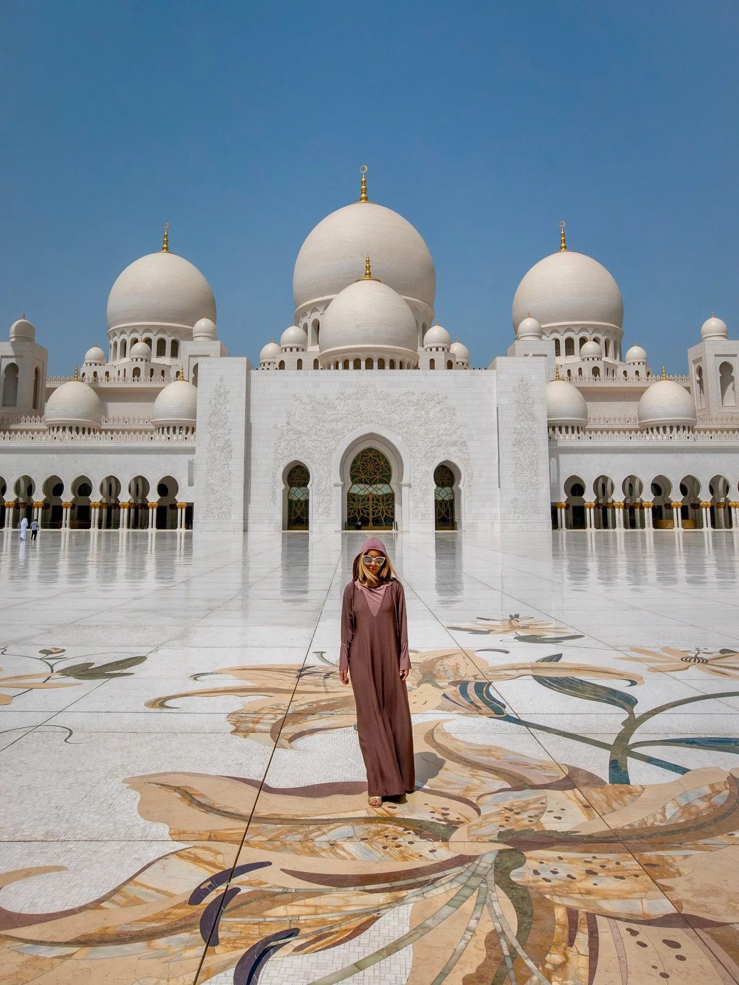 1:Midday light, everything perfectly still and almost too pristine to feel real.

2:A softer moment where the details breathe and everything slows down.

3:Night falls and the whole place turns cinematic, like a different world entirely.

Same place.