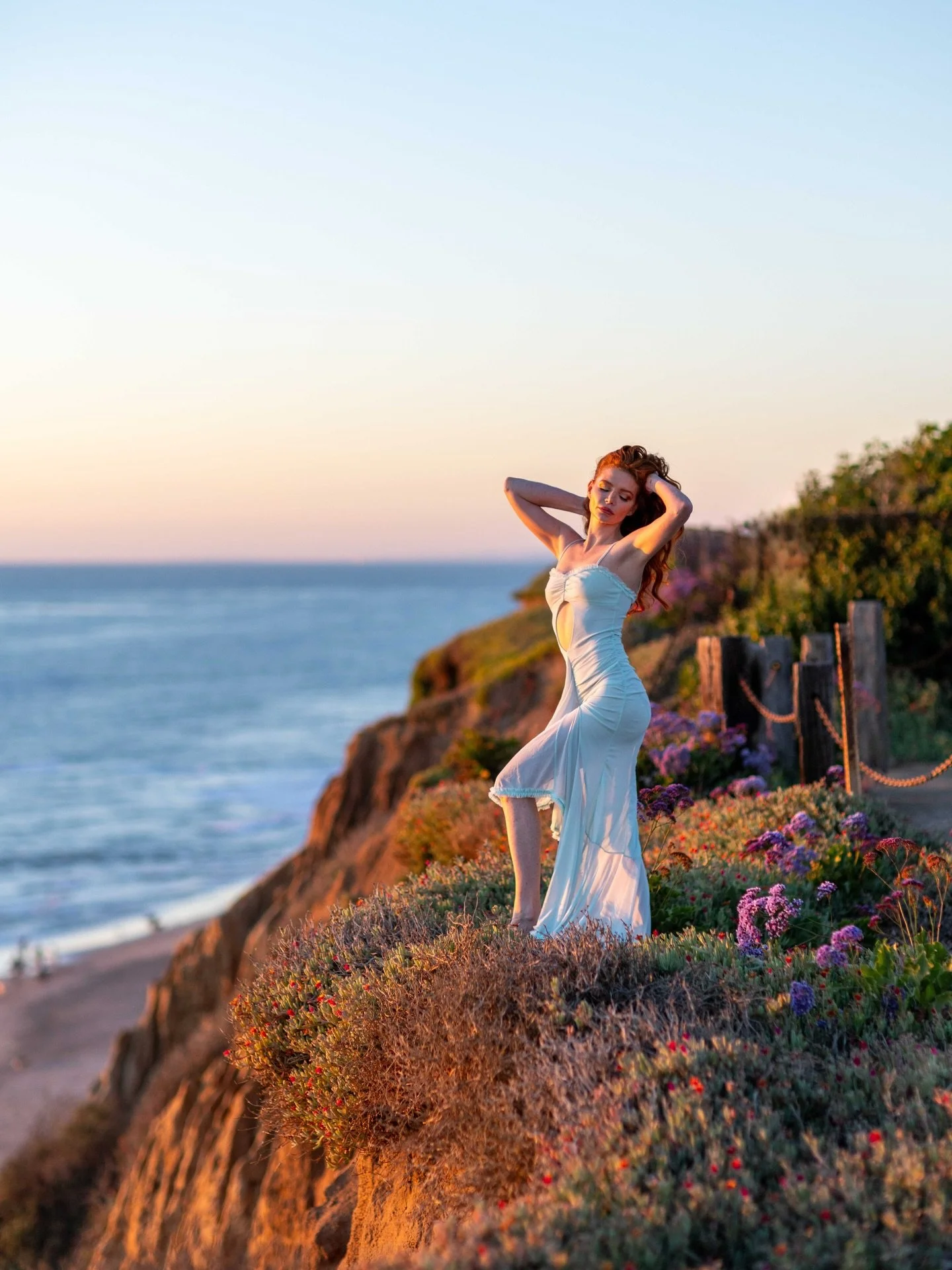 Summer&rsquo;s knocking&hellip; and the coast is already answering.

Golden hour along Del Mar cliffs, where the air feels lighter, the colors linger longer, and every path seems to lead somewhere worth chasing. This is the season to go.

Captured ju