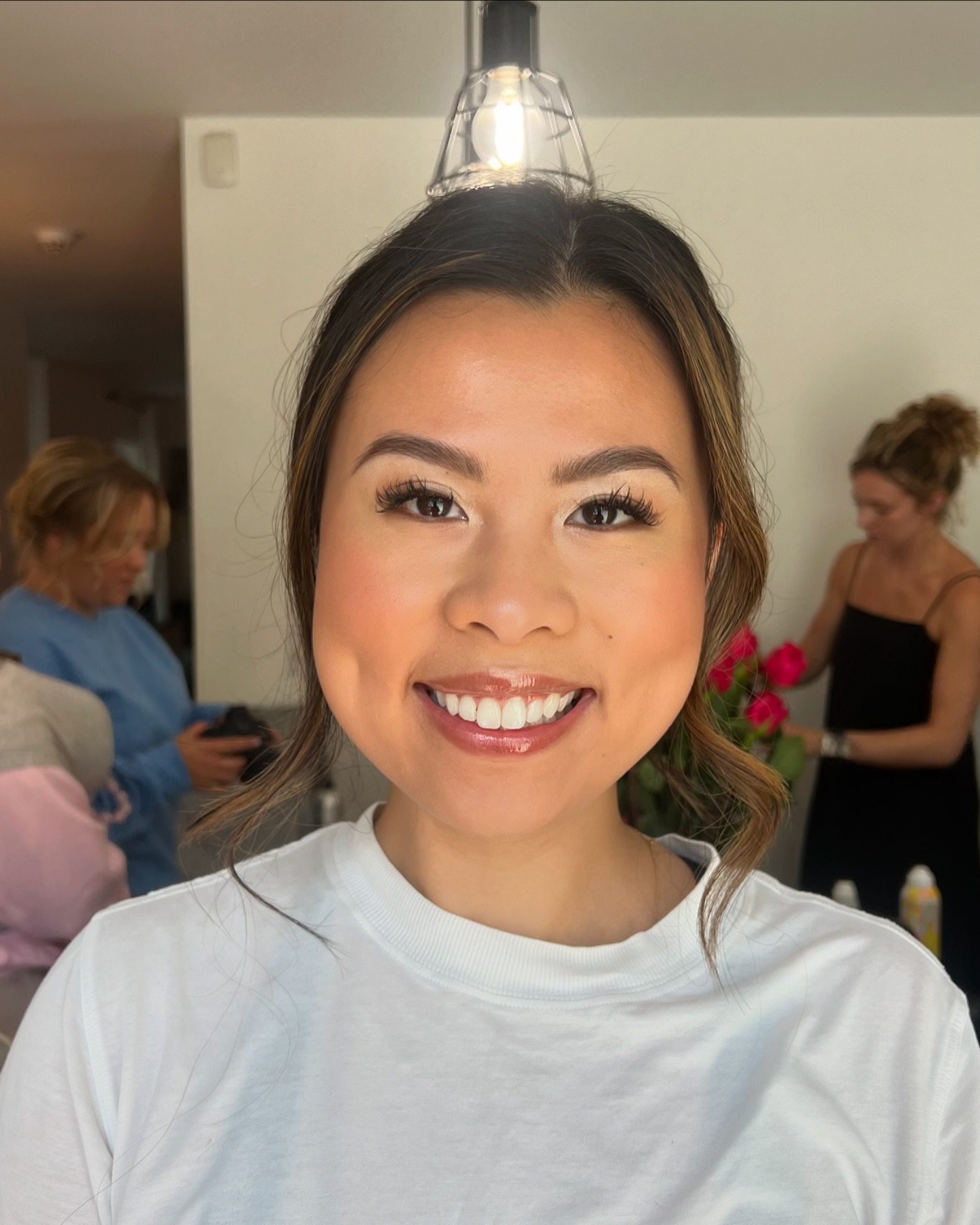 Glowy bridesmaid makeup with a subtle powder wing. ✨💖

*lash extensions not done by me!*