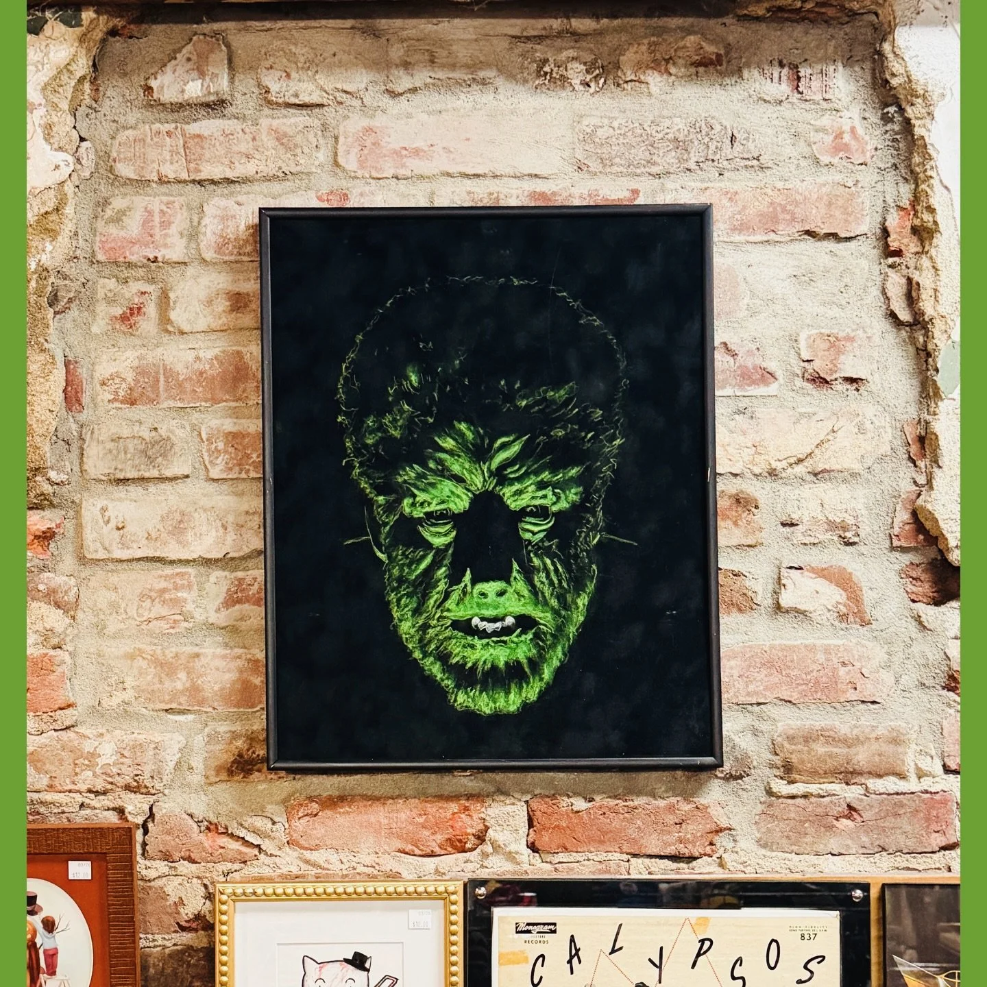 Awesome 16&rdquo; x 21&rdquo; glow-in-the-dark velvet Wolfman art! $25
#wolfman #velvetart #universalmonsters #fatrabbitky
