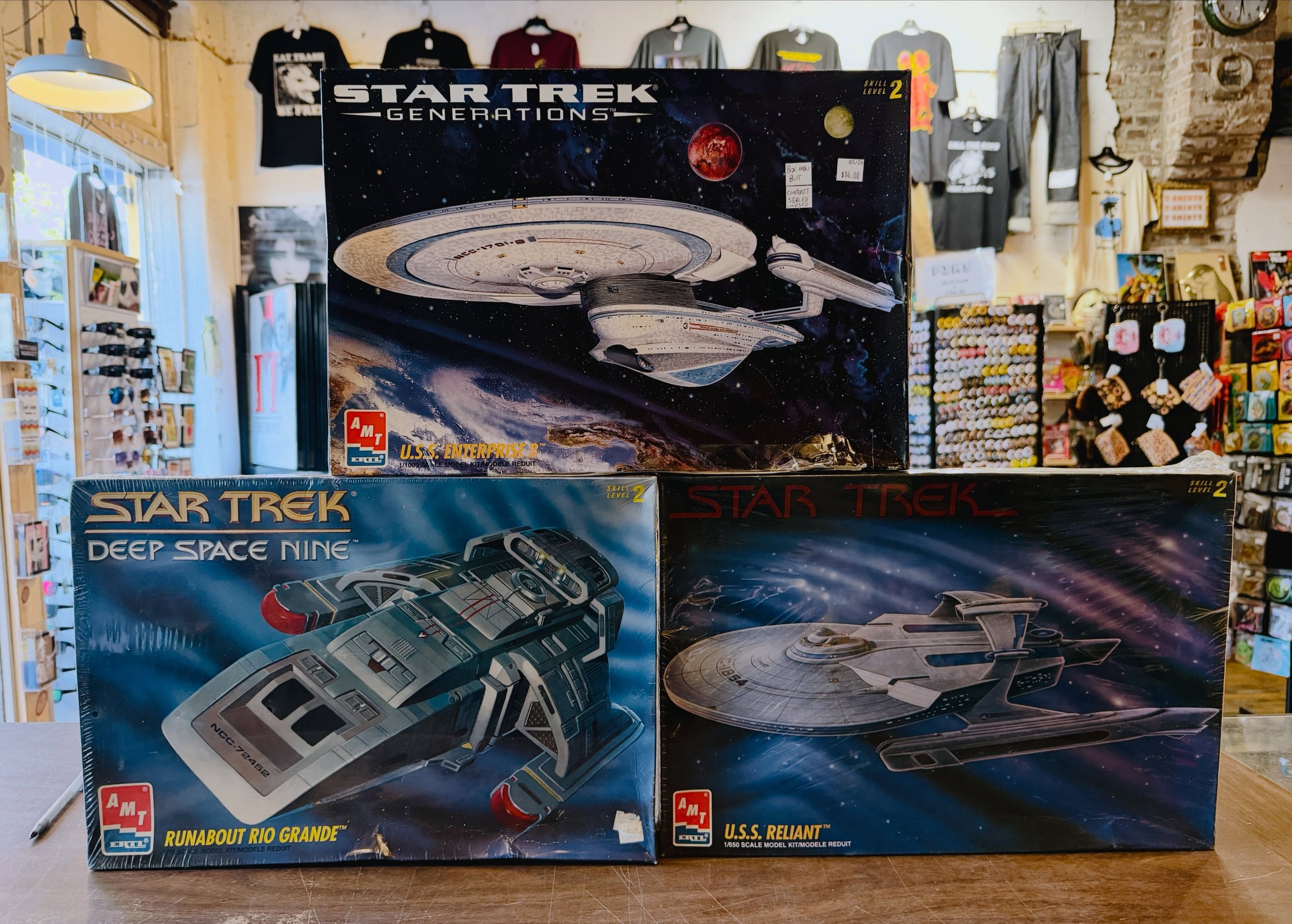 Mid-90&rsquo;s Star Trek model kits! Top is open box but contents are still sealed ($10), bottom two are still sealed ($15 each). 
#fatrabbitky #startrek #modelkit #ertl