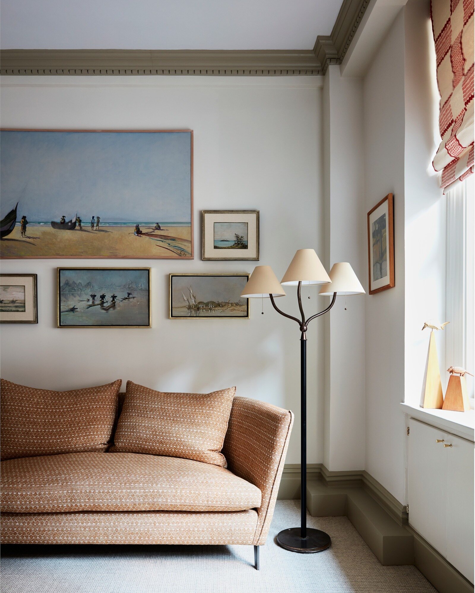 Happy Friday! I don't know about you, but I would gladly grab a book and throw myself onto this sofa for the weekend. 
 
Clean lines, gorgeous textiles, soothing colors, and beautiful art are always a winning combination. Add a vintage lamp for somet