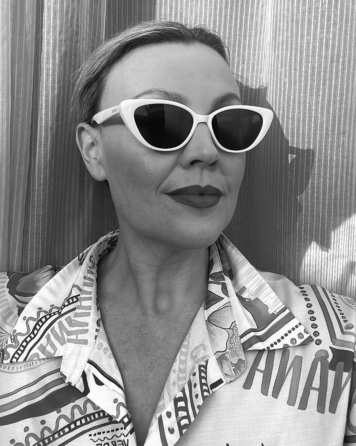 The @rhodin_collection Periwinkle Cream Sunglasses are my new love for spring summer. I find the cream tone much more appealing than white and very sophisticated ❤️ a simple chic addition to elevate your outfits.