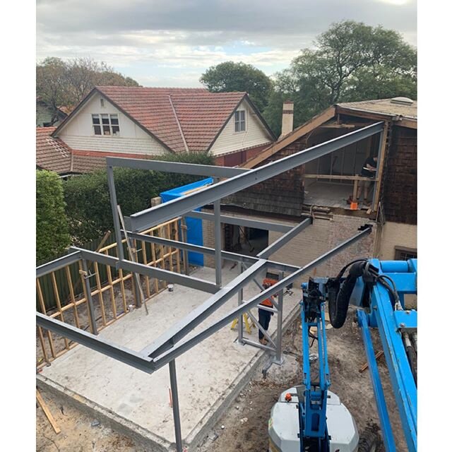 Very pleased to see this technical addition of steel erected at Caulfield North, joining the old and new. Excited to see this frame take shape @mg_ao
#building
#architecture
#melbournebuilder
#renovate
#renovation 
#extension
#design