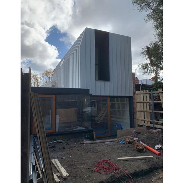 Not far off handover at Armadale, with new boundary fences and landscaping commencing this week 
@olaver_architecture 
#building
#architecture
#construction
#interiordesign
#structuralsteel
#steelfabrication
#melbournebuilder