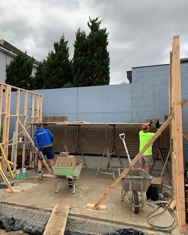 Pool house boundary wall going up quickly at Hampton
@ash_huskisson_masonry_ 
@maison_co_ 
#design
#building
#extension
#renovation
#architecture
#construction
#interiordesign
#melbournebuilder