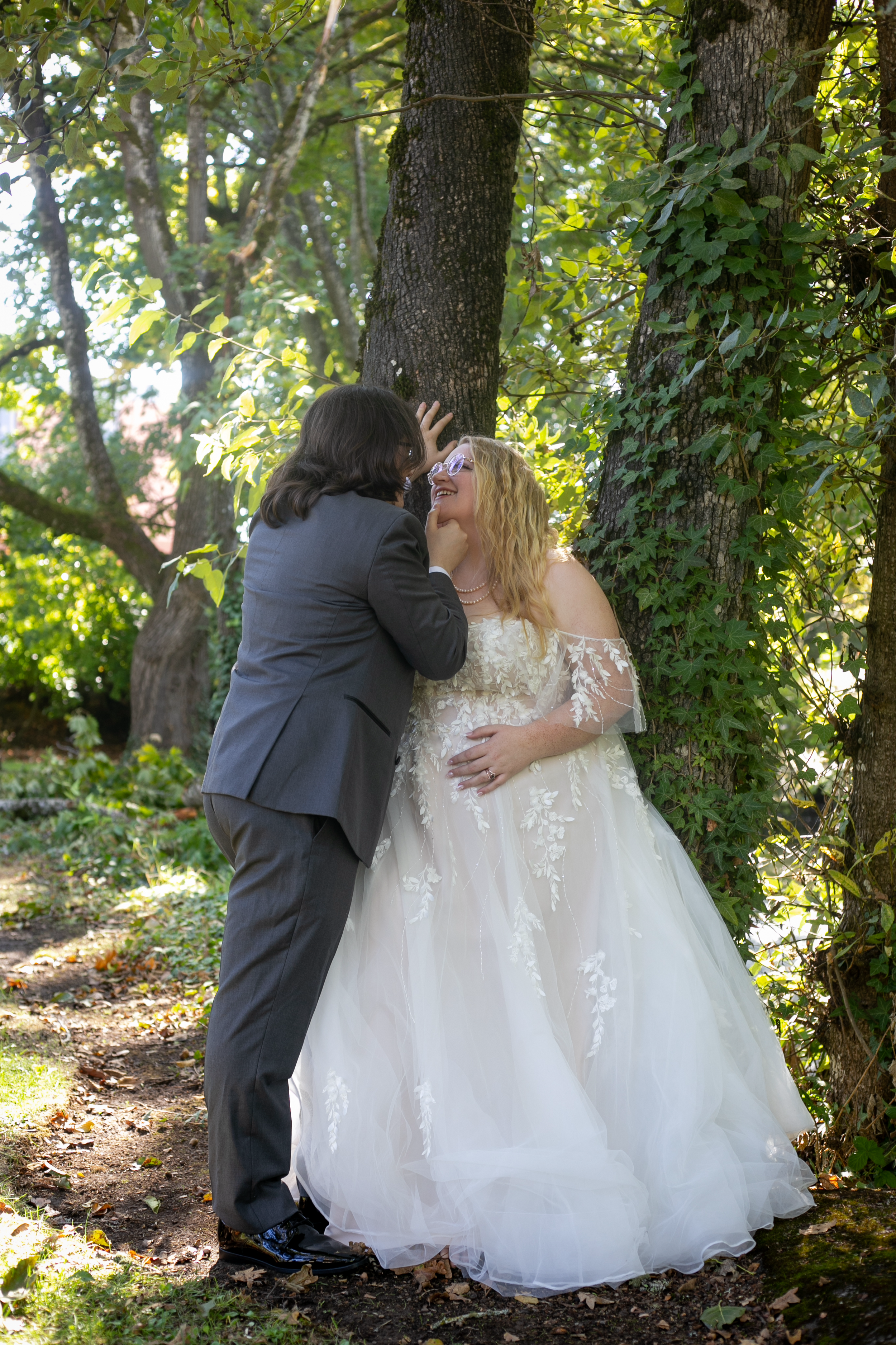Photo of a the bride and groom in love at Pringle Park in Salem Oregon.