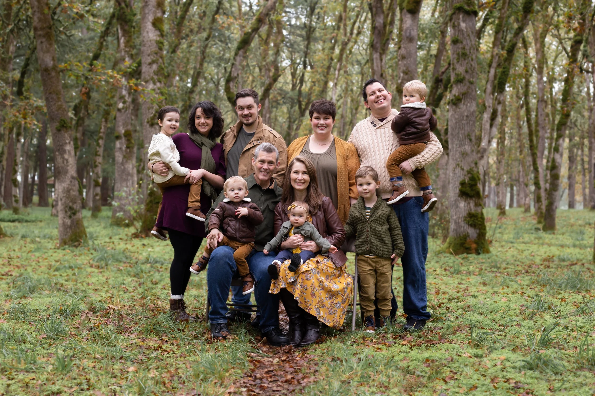 Family photo with kids taken at Deepwood Park in Salem Oregon