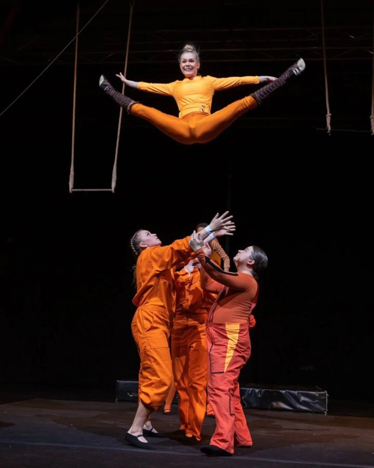 Hyv&auml;&auml; Maailman Sirkusp&auml;iv&auml;&auml;!! 

Vuosittain huhtikuun kolmantena lauantaina vietett&auml;v&auml; teemap&auml;iv&auml; juhlistaa sirkusta monimuotoisena taidemuotona sek&auml; iloa ja yhteenkuuluvuutta tuovana harrastuksena. Ka