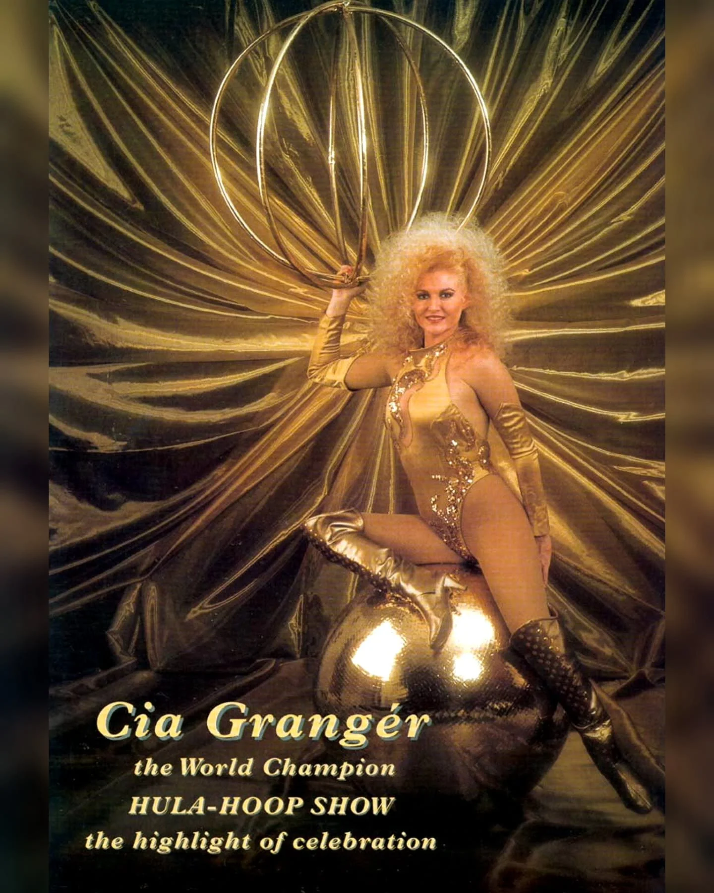 Seuraavaksi esittelyss&auml; legendaarinen hulavanteen maailmanmestari vm. -92 &amp; -99 ja Guinnes World Recordin asettaja, entinen sirkuskoulun oppilas 80-90 luvulta Cia Granger Grip ✨️🤩 Cia valittiin my&ouml;s vuoden viihdetaiteilijaksi vuonna 20