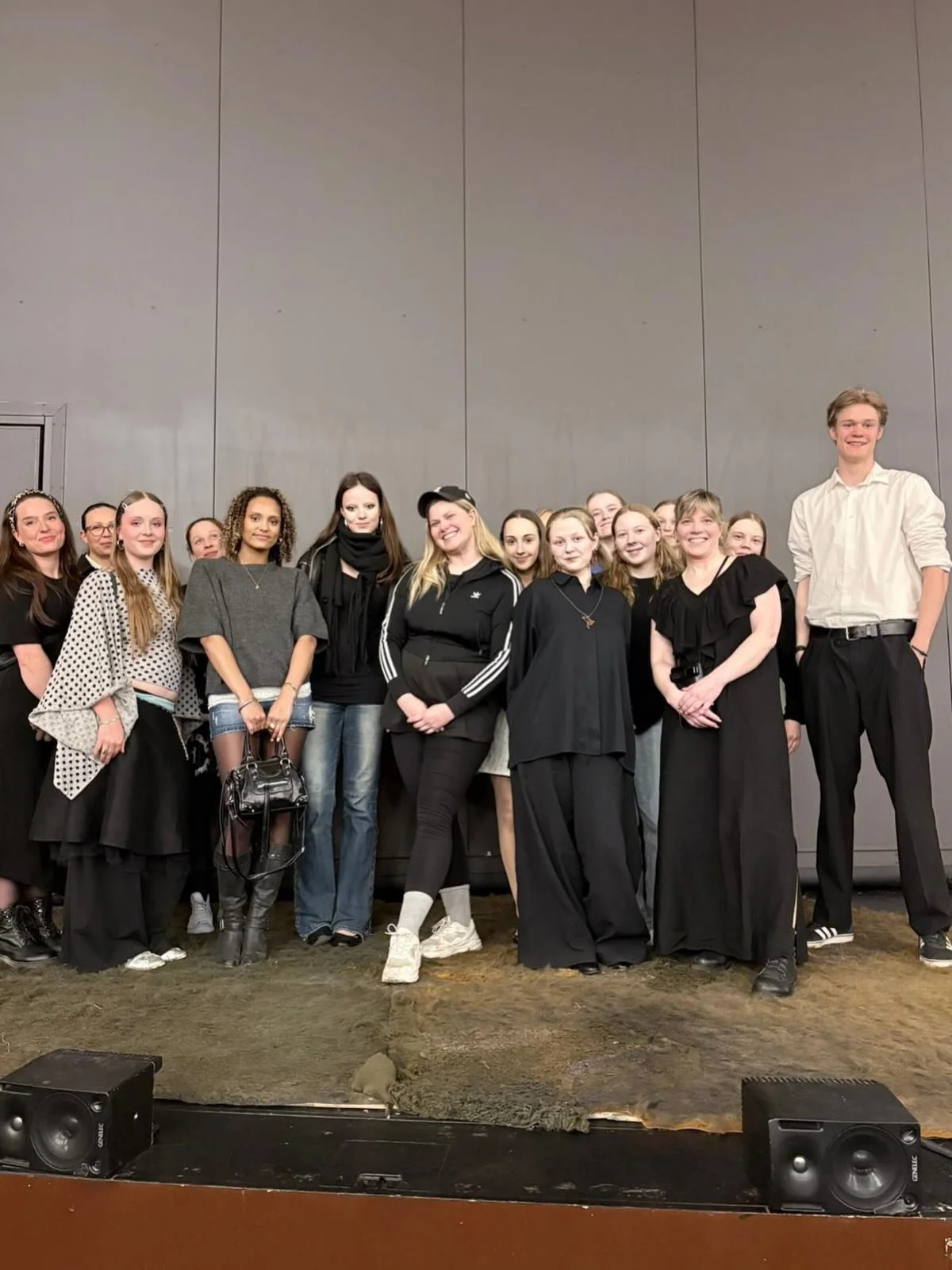 Kiitos @kansallisteatteri ja @reimawee Wenla Reimaluoto T&auml;&auml;ll&auml; pohjan t&auml;hden alla teatteriel&auml;myksest&auml;! 🥰
Sirkuskoulun oma esityskausi huipentui osan @lintsin.edustus -ryhm&auml;n ja opettajien katsojavierailuun Kansalli