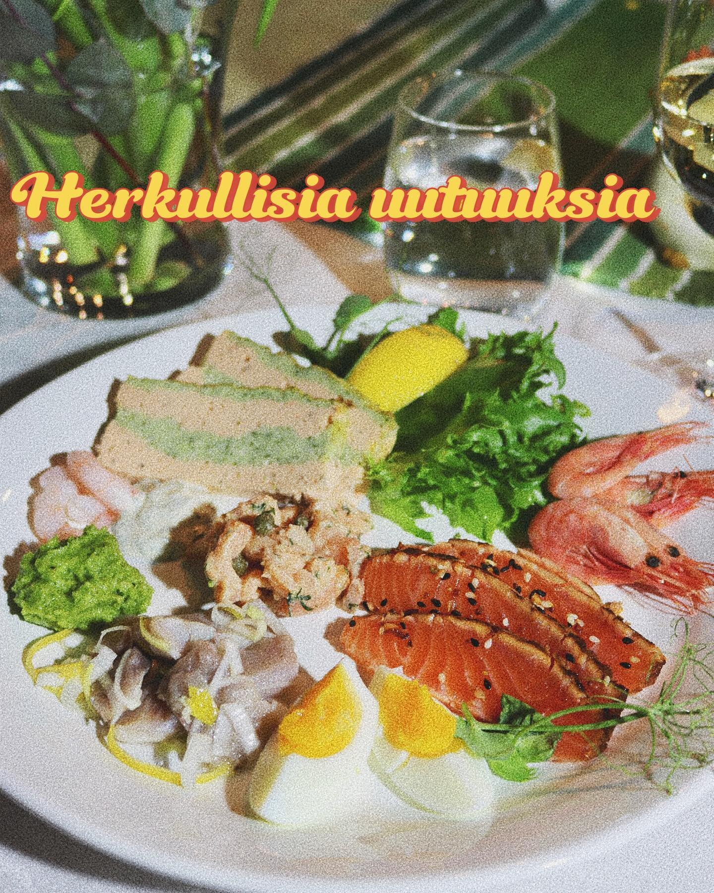 Hyv&auml;&auml; p&auml;&auml;si&auml;iseen 🐣 
- Felixin lohipastraami
- Kylm&auml;savulohijuustokakku
- Hernehummus
- Raidallinen kalamureke
- Sitruunasilli
- Lohitartar
Ja paljon muuta, tervetuloa!

Gott till p&aring;sken 😍 
- Felix laxpastrami
- 