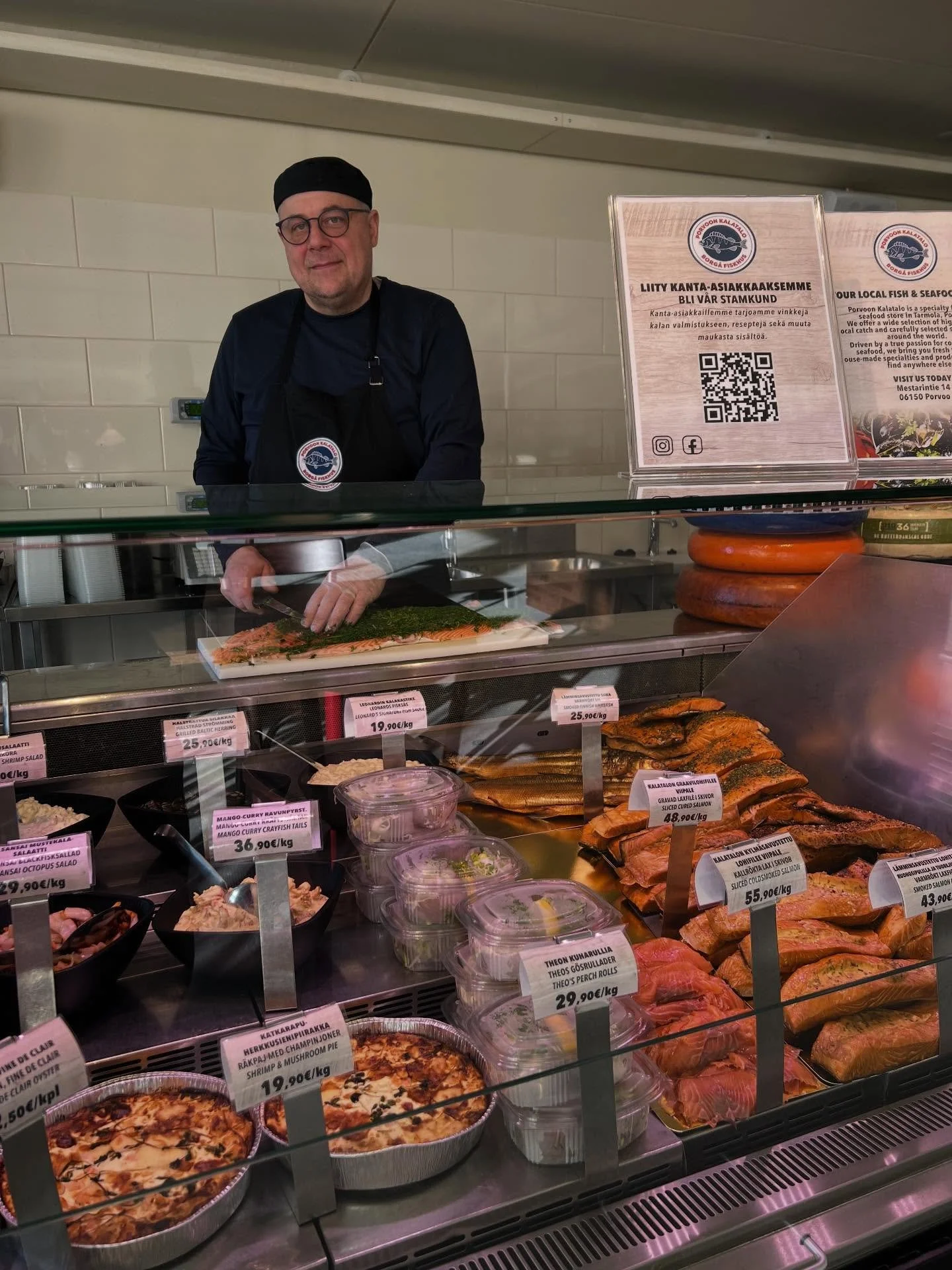 Nyt viemme Kalatalon Vanhaankaupunkiin! 🤩
T&auml;st&auml; p&auml;iv&auml;st&auml; alkaen l&ouml;yd&auml;t huolella valitun valikoiman tuoreita kala- ja &auml;yri&auml;istuotteitamme Food Cornerista, uudesta kahvila/viinibaarista Leonard &amp; Co Sim