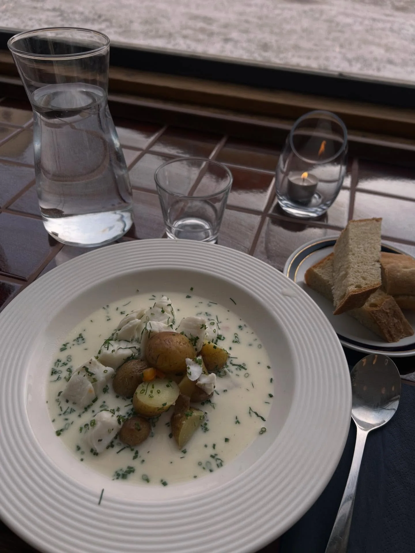 Tiesitk&ouml; ett&auml; Leonardin kalakeittoa - tehty meid&auml;n paikallisesta kuhasta - saa nyt lounasaikaan (ark. klo 11-15) @leonard.porvoo 
Niin hyv&auml;&auml; 🤍
Hinta 15&euro;

Svaippaa ja katso, mit&auml; meill&auml; on tarjolla Food Corner 