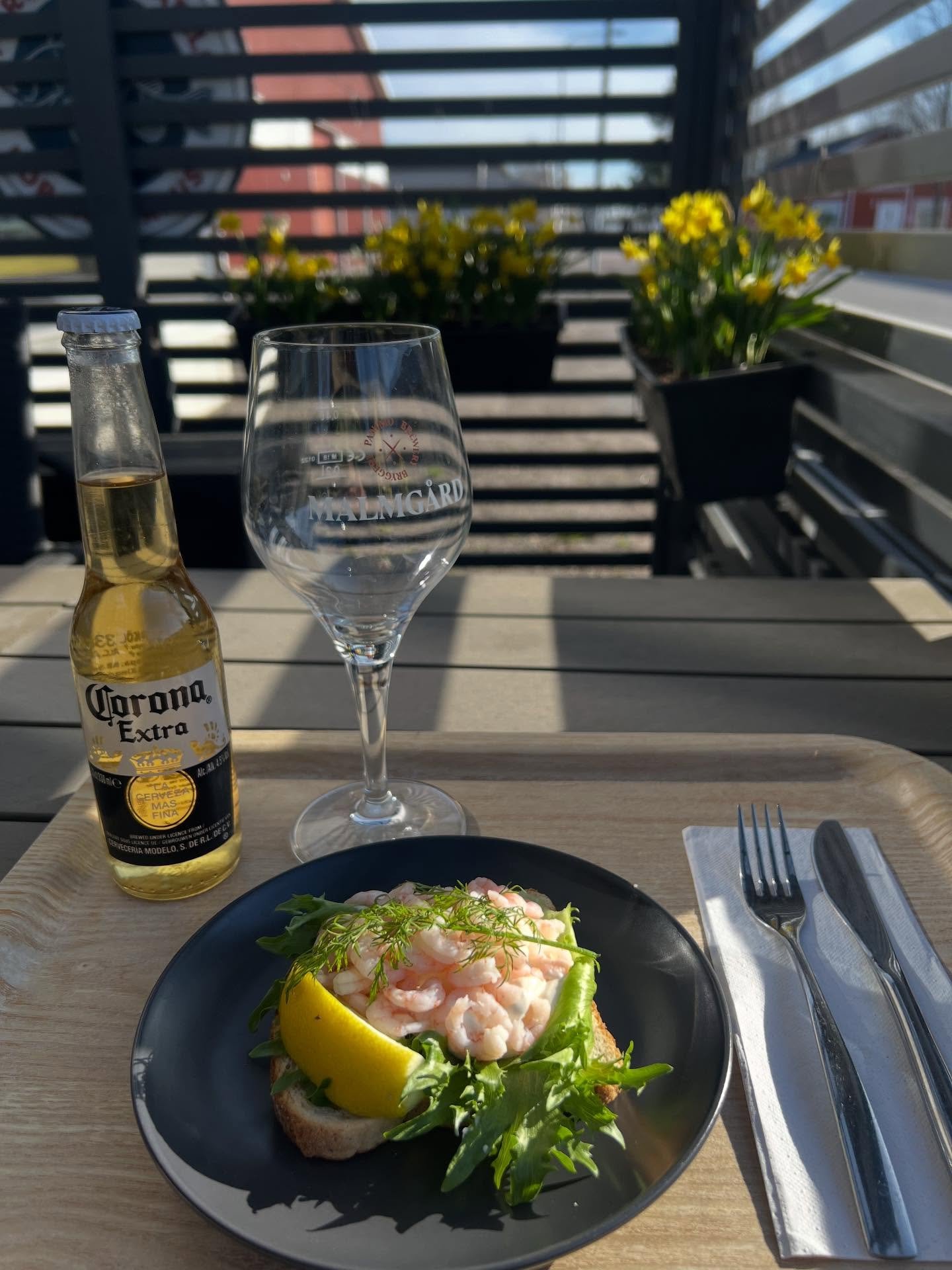 Kalatalossa t&auml;n&auml;&auml;n ja huomenna (17.&ndash;18.4.) herkulliset voileiv&auml;t vain 2 &euro; 🤩 Nappaa mukaan tai nauti paikan p&auml;&auml;ll&auml;!
P&aring; svenska: Vi erbjuder sm&ouml;rg&aring;sar f&ouml;r endast 2 &euro; idag och imo