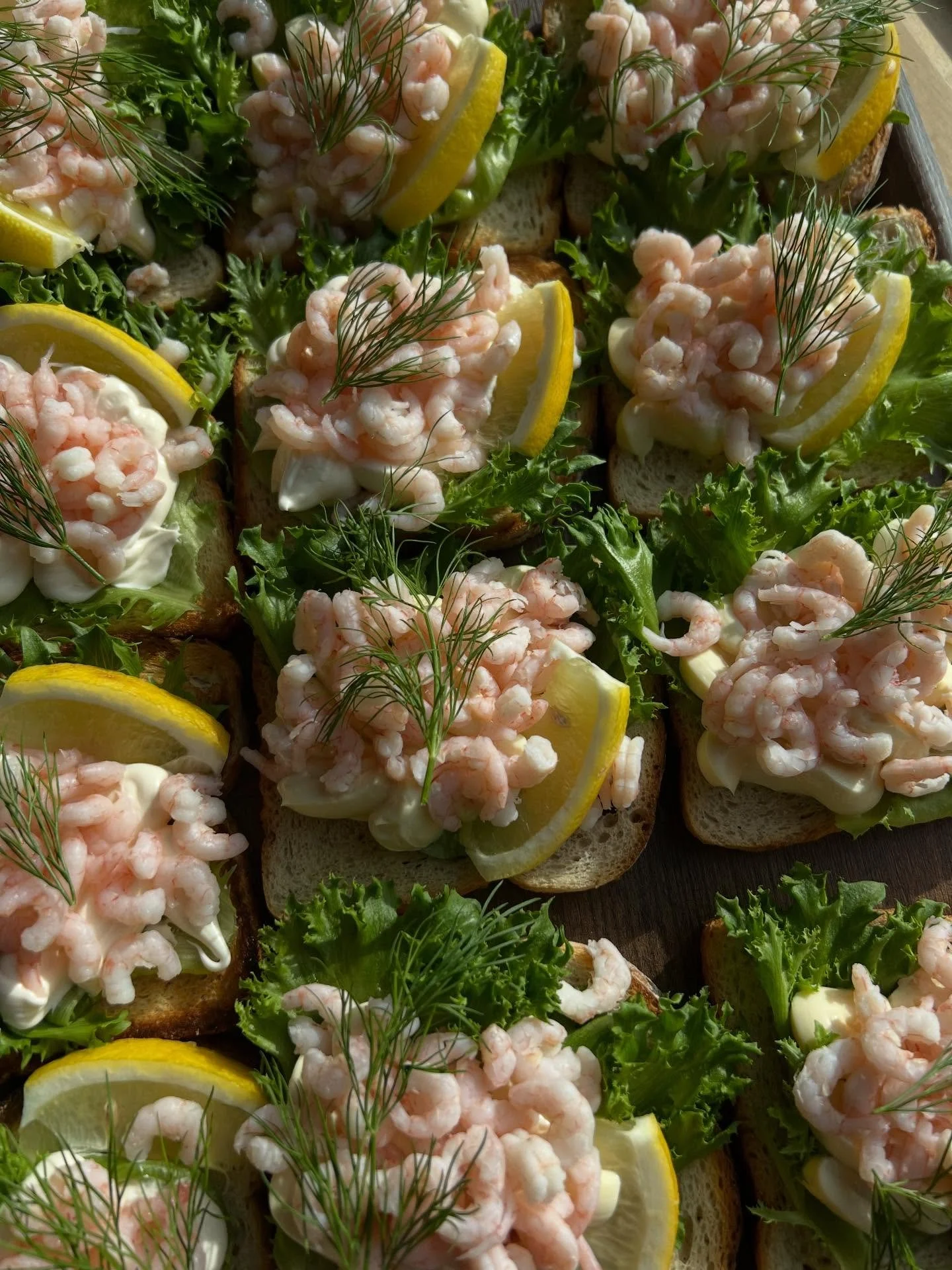 Viime viikon voileip&auml;kamppis oli j&auml;ttimenestys &ndash; otetaanhan uusiksi! 😍
L&auml;mmin kiitos kaikille asiakkaillemme! Koska palaute oli niin hyv&auml;&auml;, p&auml;&auml;timme pist&auml;&auml; pystyyn uuden kierroksen jo t&auml;n&auml;