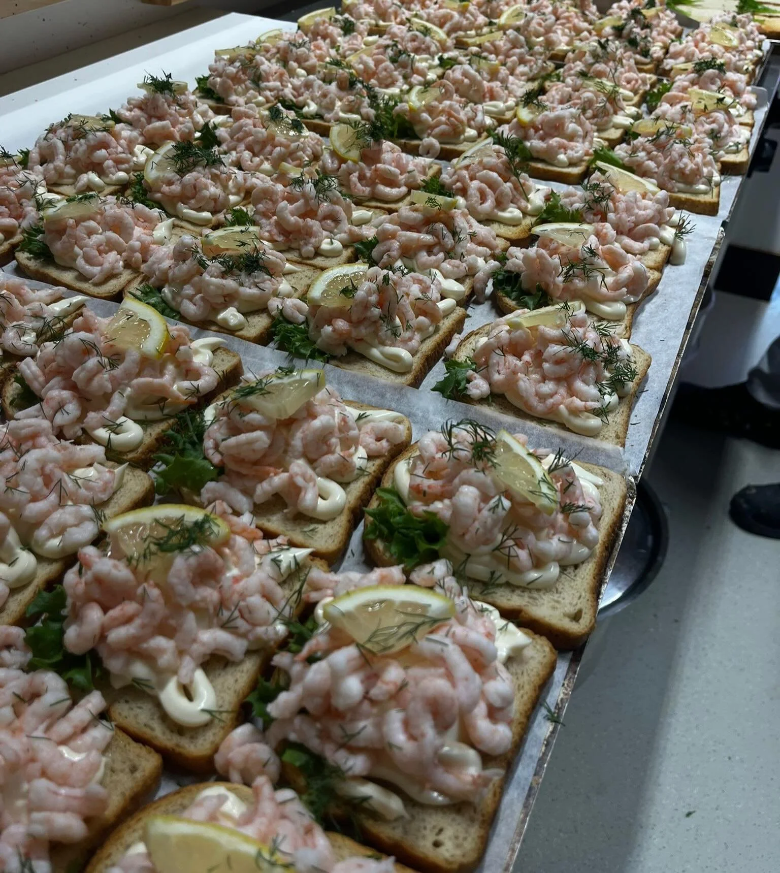 We ❤️ Sandwiches!

VOILEIPI&Auml; VAIN 2 &euro; T&Auml;N&Auml;&Auml;N KE 20.5!😋
Valitse oma suosikkisi: 🦐 Katkarapuleip&auml; 🐟 Kylm&auml;savulohileip&auml; 🥚 Anjovis-kananmunaleip&auml;
My&ouml;s mukaan!

Sm&ouml;rg&aring;sar igen f&ouml;r endas