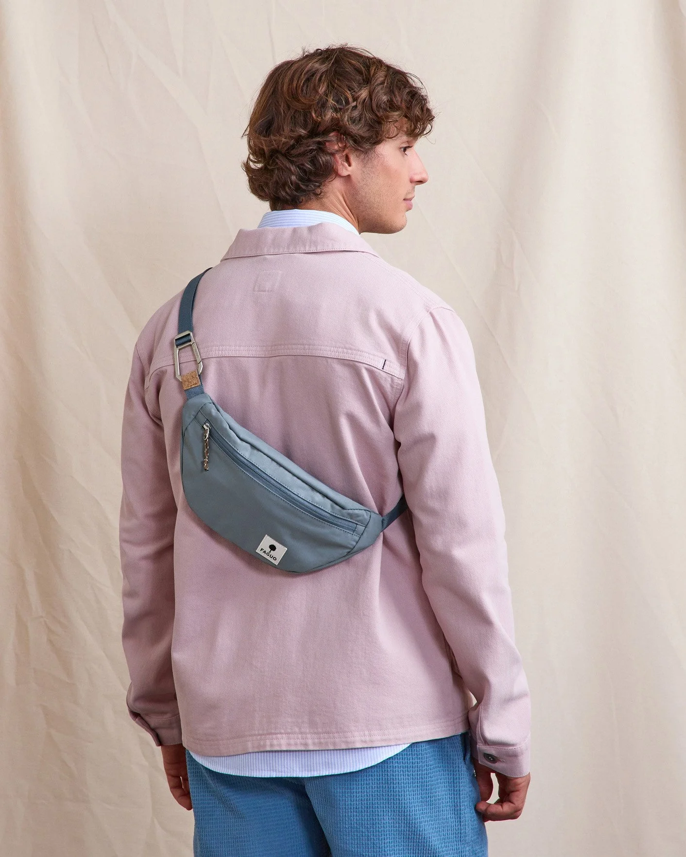 prod-47949-sac-banane-bleu-grise-polyester-recycle-modele-banane-cambium-1412x1764-s.jpg