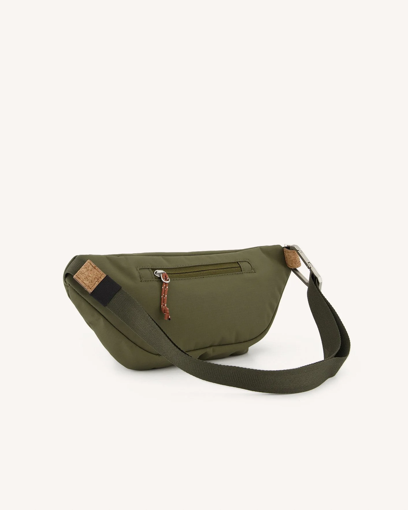 prod-47953-sac-banane-vert-olive-fonce-polyester-recycle-modele-banane-cambium-1412x1764-s.jpg
