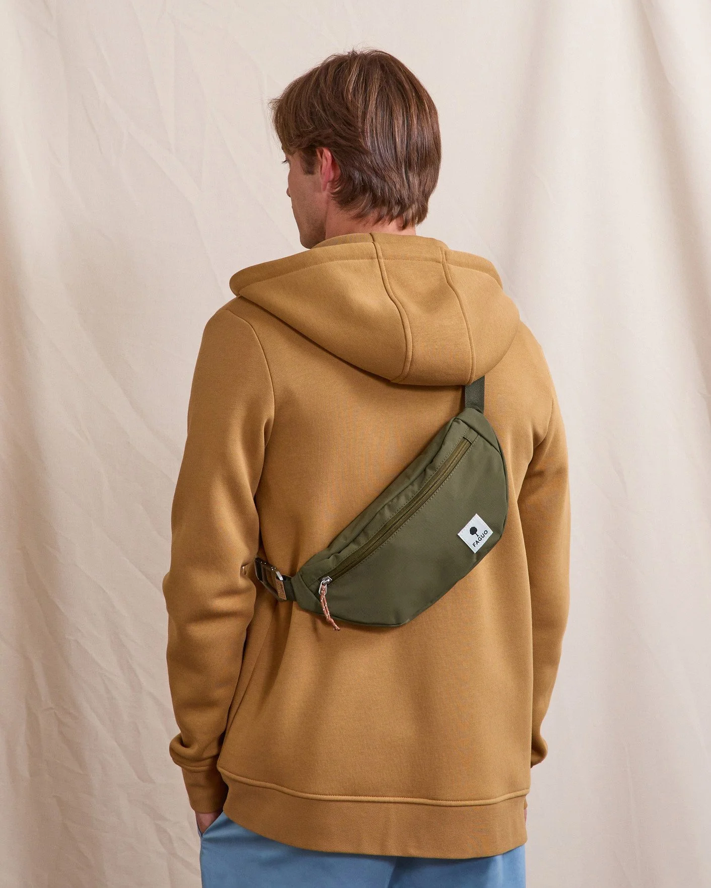 prod-47955-sac-banane-vert-olive-fonce-polyester-recycle-modele-banane-cambium-1412x1764-s.jpg