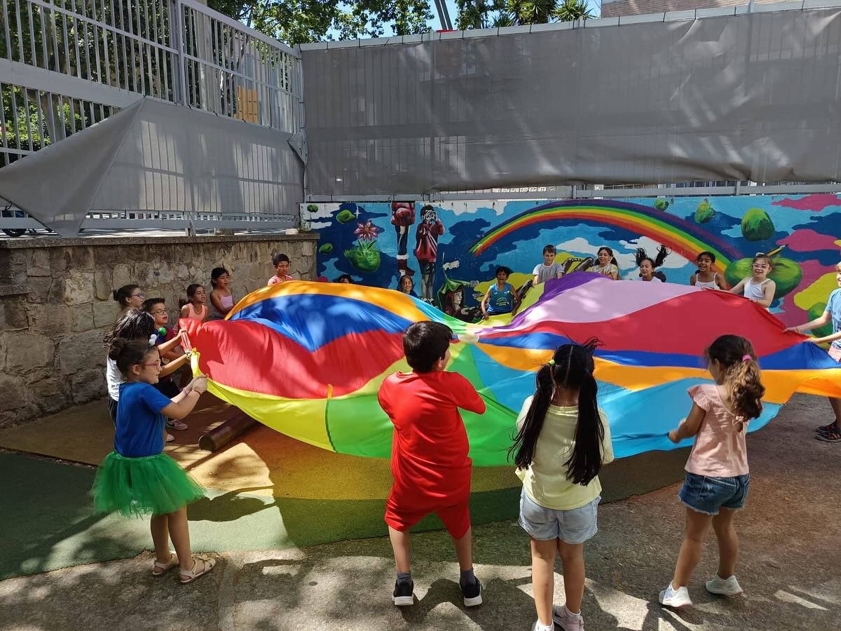 🎨☀️ Diversi&oacute;, joc i aprenentatge al casalet del Pare Poveda!
Hem gaudit d&rsquo;una de les nostres activitats preferides: el paracaigudes de colors! 🌈 Un joc cooperatiu que ens ajuda a treballar en equip, moure&rsquo;ns i sobretot&hellip; a 