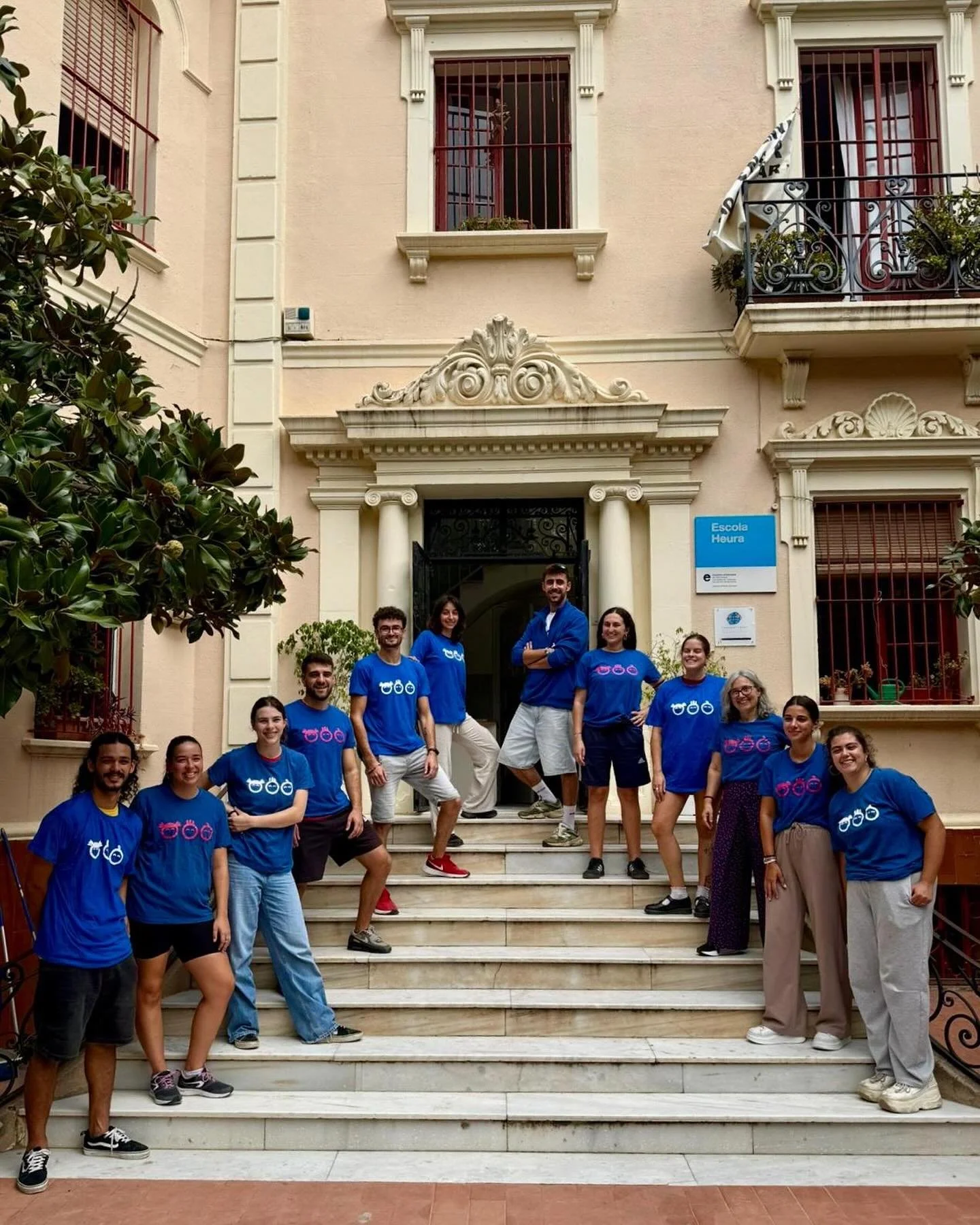 ✨ Avui us presentem l’equip educatiu del temps de migdia de l’Escola Heura! 💙
Un grup de professionals que cada dia acompanyen els infants en un espai clau del seu dia a dia: el menjador i l’estona de lleure del migdia. 🍴🎲🙌🏻.