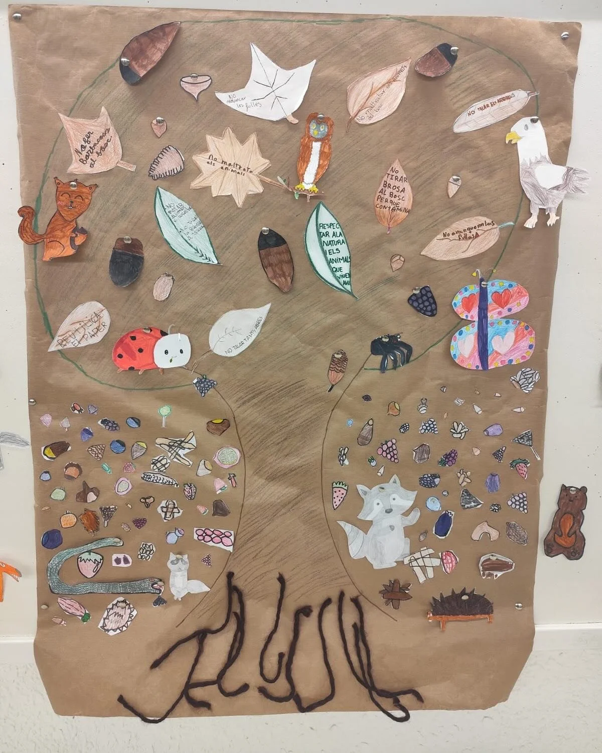 Com aterra el nostre projecte a Pau Vila? 💙
Els més grans han creat un arbre gegant en un mural que s’ha acabat convertint en un bosc viu gràcies als animals i fruits que hi han dibuixat! Cada fulla conté un missatge espe