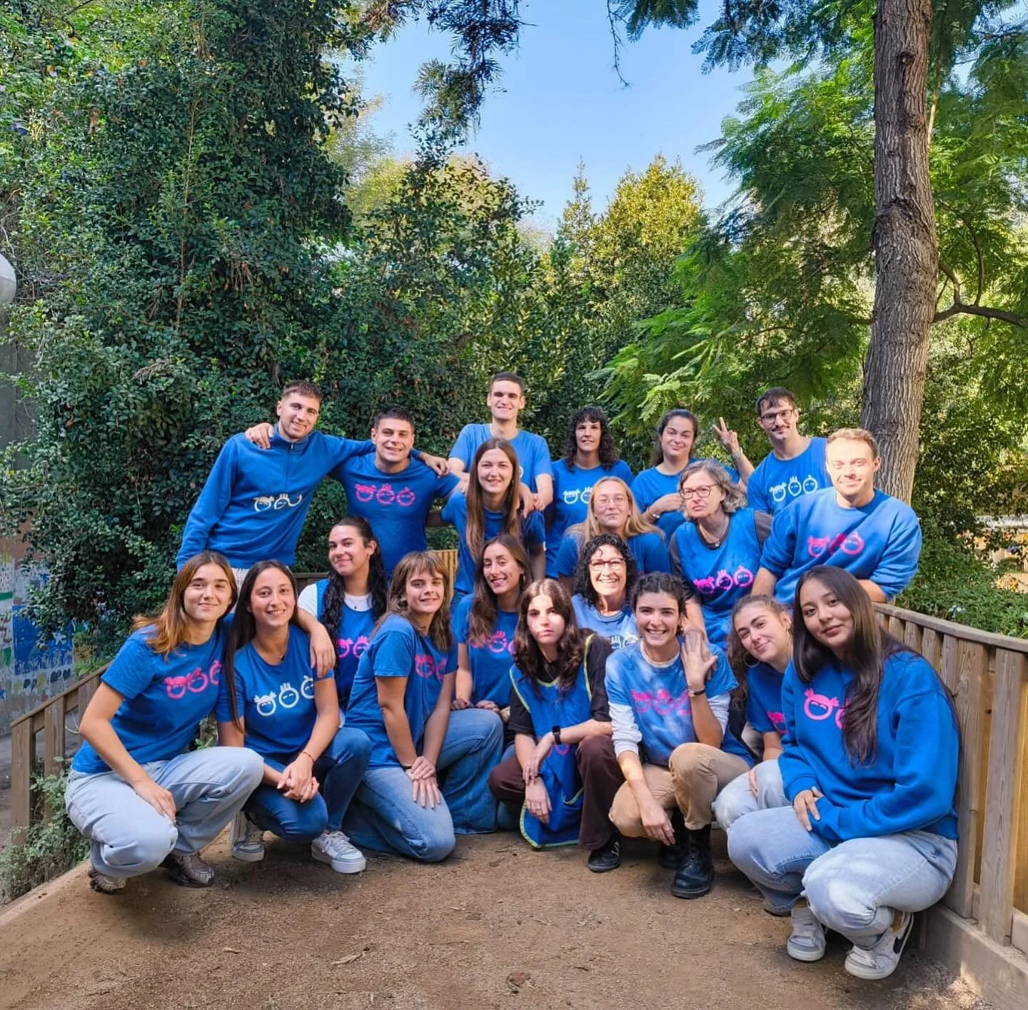 📸 L&rsquo;equip educatiu del temps de migdia de l&rsquo;Escola Poble-sec
Un equip comprom&egrave;s, alegre i ple d&rsquo;energia, que fa possible que cada migdia sigui un espai educatiu de qualitat. 💙
Un any m&eacute;s, liderat amb passi&oacute; i 